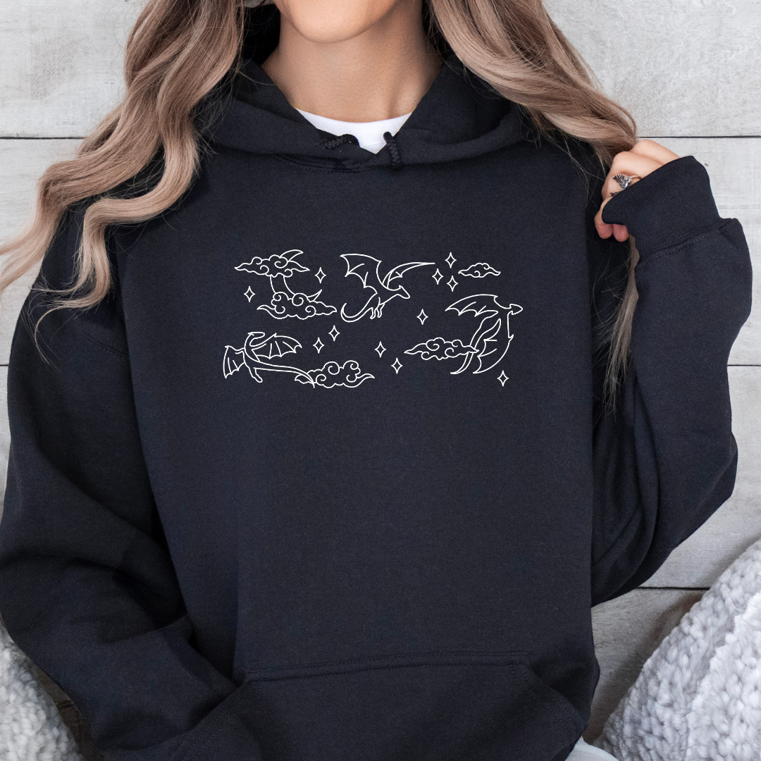 Drachen Hoodie bestickt mit Mond, Wolken und Drachenmotiv.