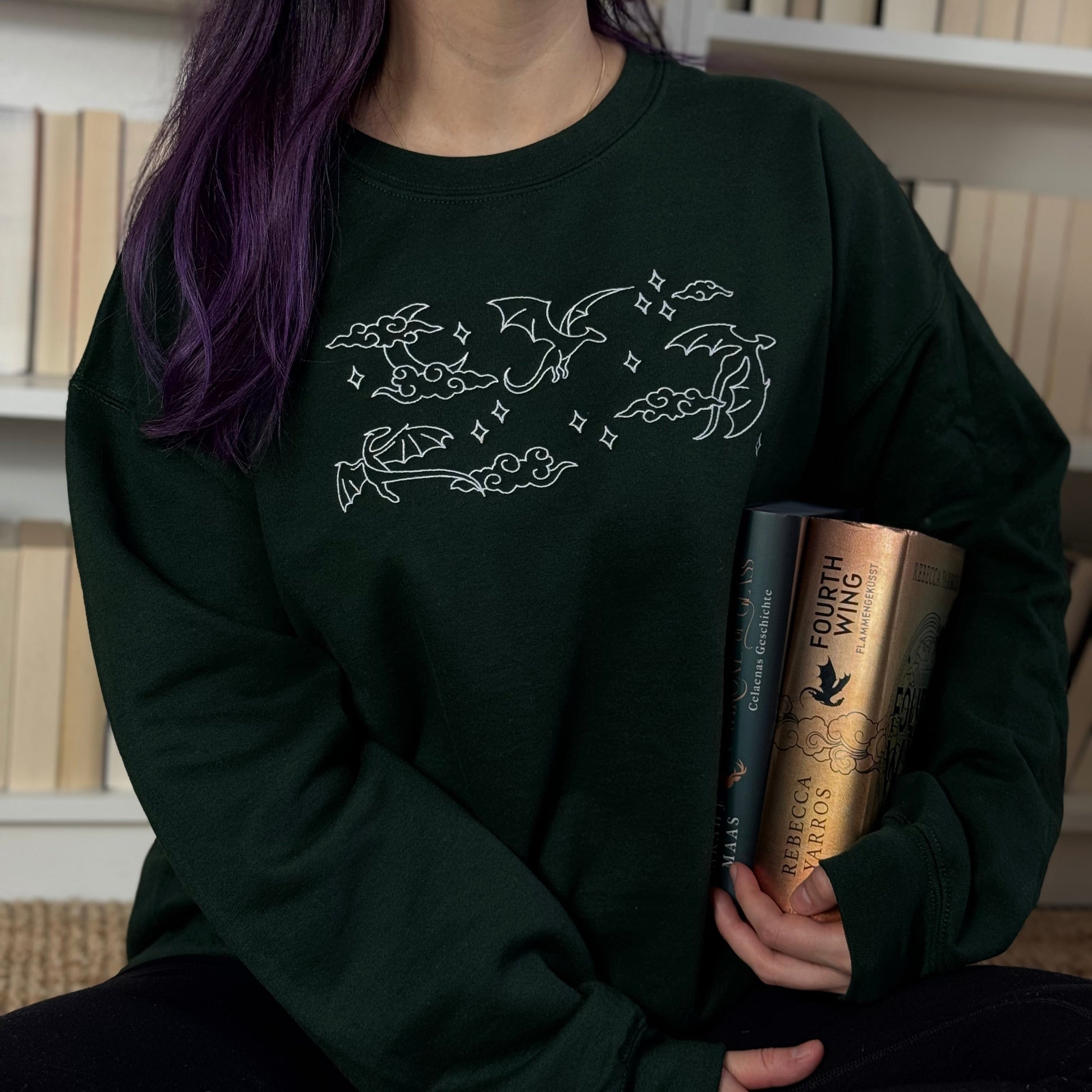 Drachen Sweatshirt bestickt mit Mond, Wolken und Drachenmotiv.