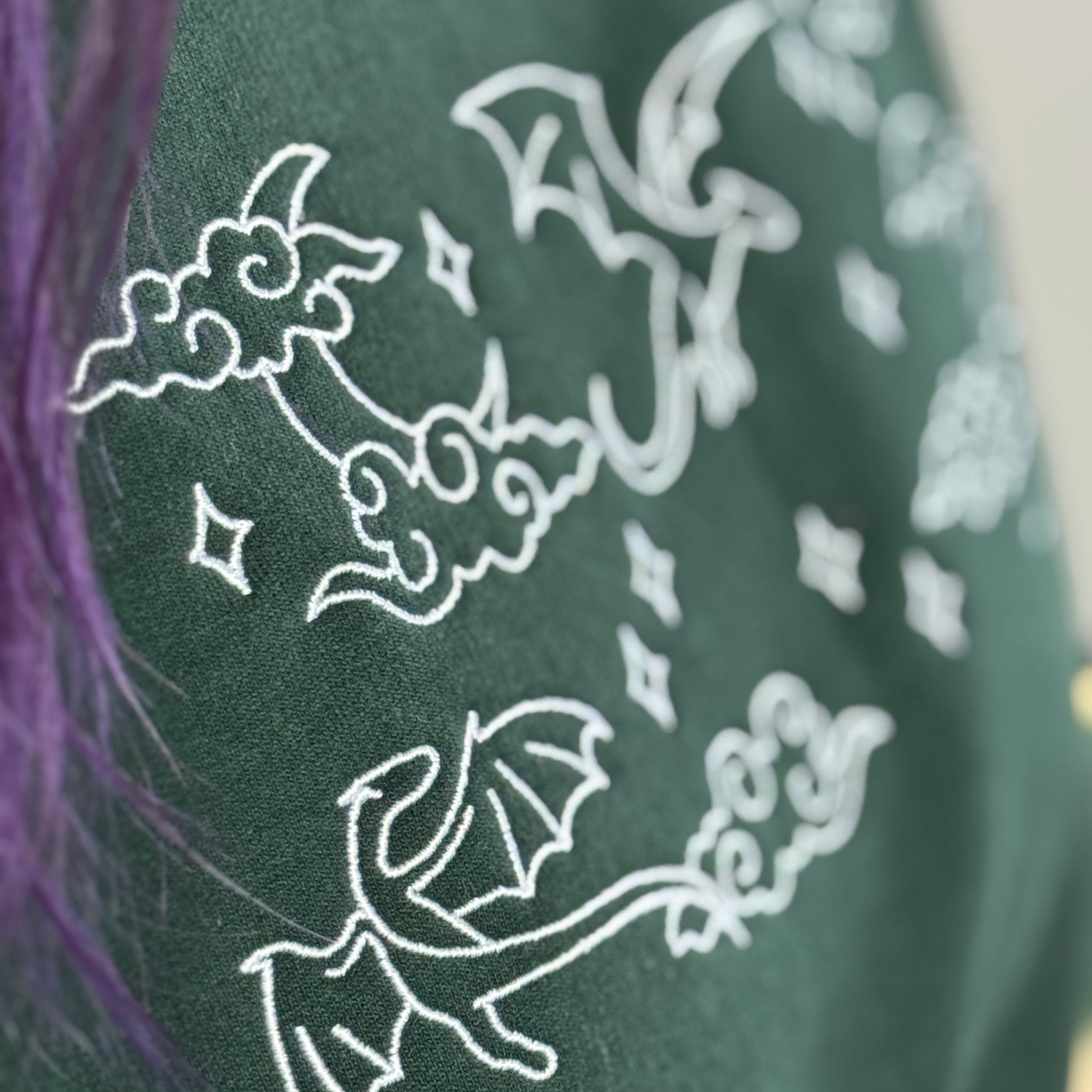 Drachen Sweatshirt bestickt mit Mond, Wolken und Drachenmotiv. Detailaufnahme