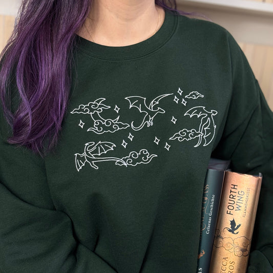 Drachen Sweatshirt bestickt mit Mond, Wolken und Drachenmotiv. Motivaufnahme 