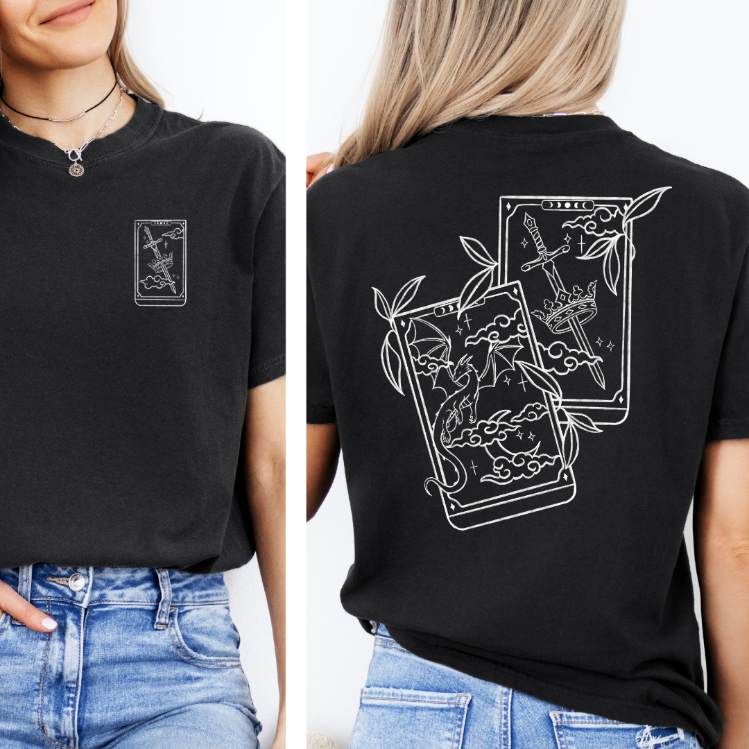 Fantasy Tarot T-Shirt in schwarz mit kleiner Tarotkarte vorne und zwei detailreichen Tarotkarten als Backprint. (Black)