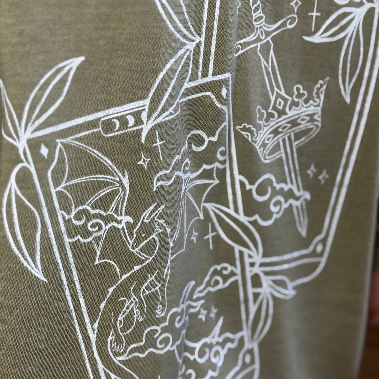 Fantasy Tarot T-Shirt mit zwei detailreichen Tarotkarten als Backprint. Detailansicht. 