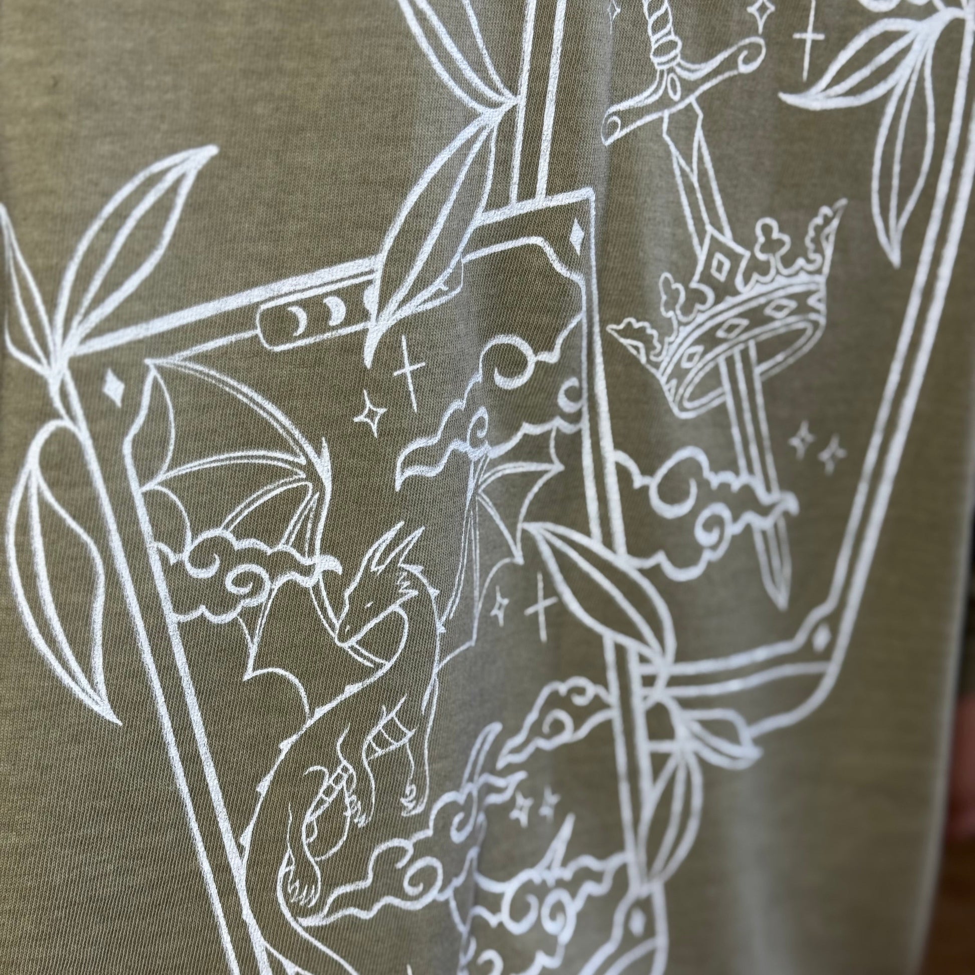 Fantasy Tarot T-Shirt mit zwei detailreichen Tarotkarten als Backprint. Detailansicht. 