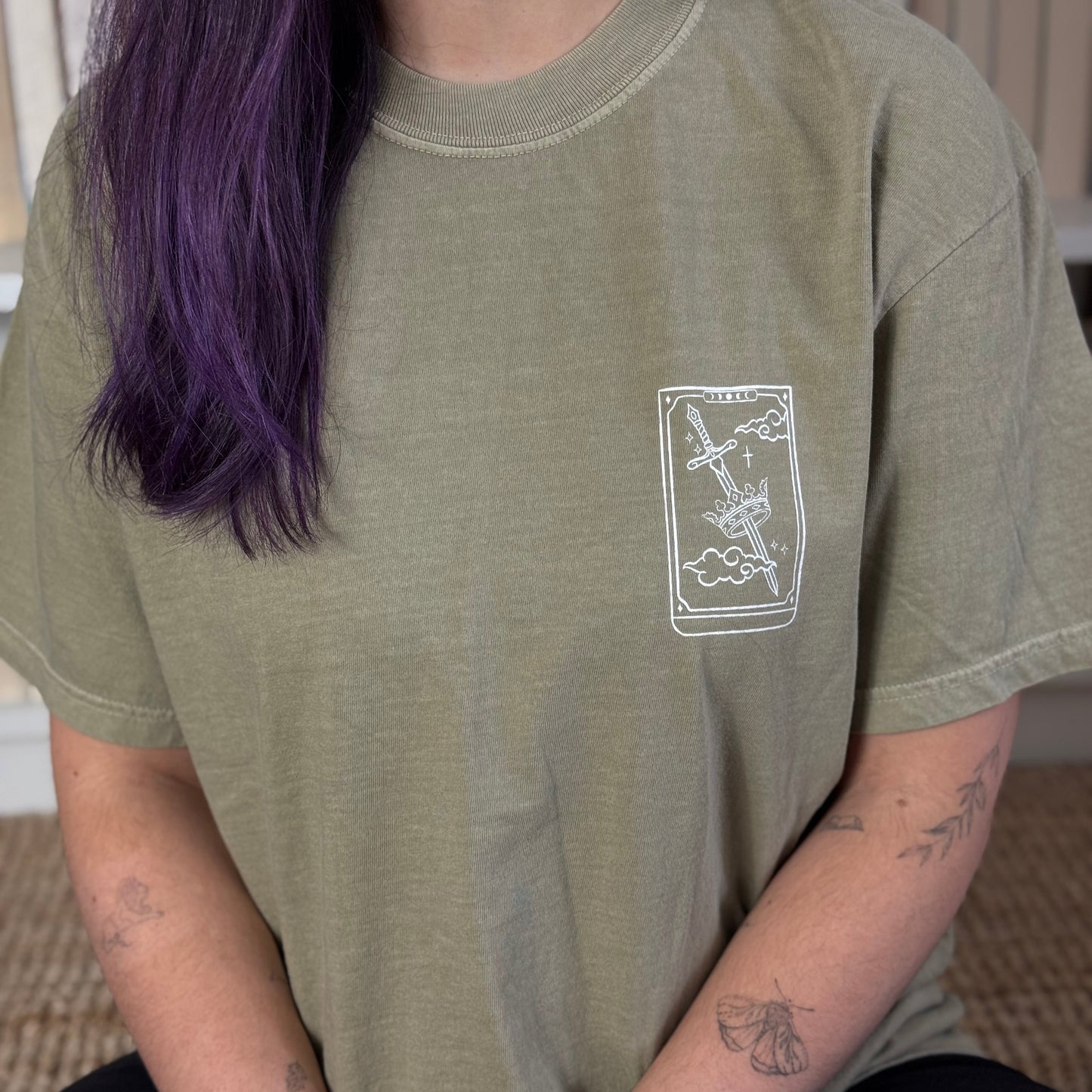 Fantasy Tarot T-Shirt mit kleiner Tarotkarte vorne.