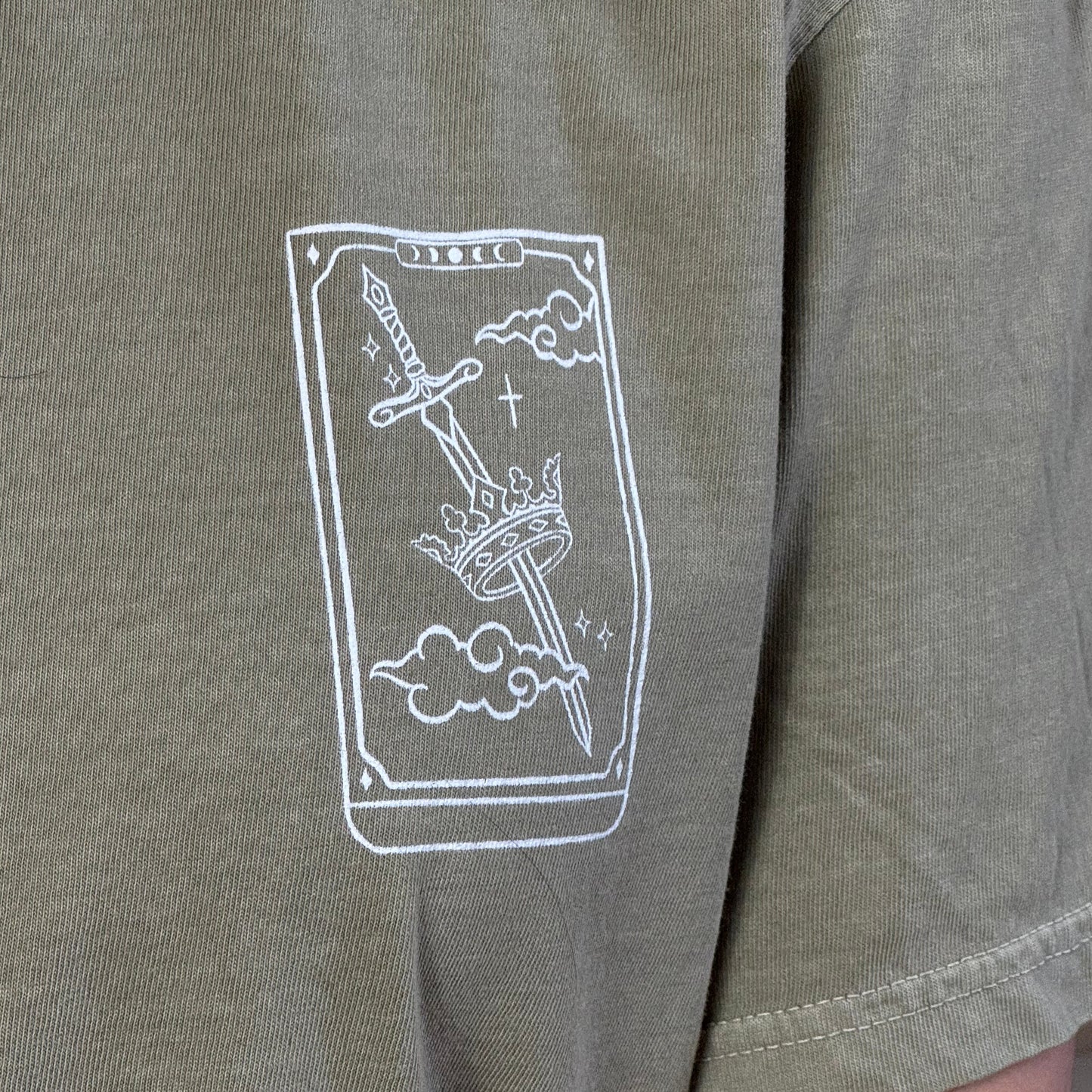 Fantasy Tarot T-Shirt mit kleiner Tarotkarte vorne. Detailansicht. 