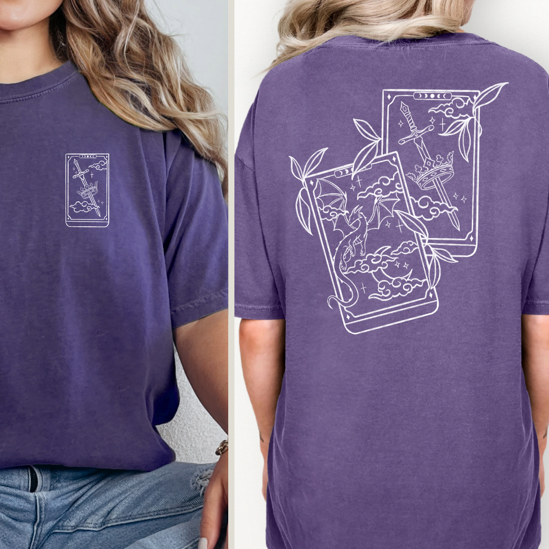 Fantasy Tarot T-Shirt in lila mit kleiner Tarotkarte vorne und zwei detailreichen Tarotkarten als Backprint. (Grape)