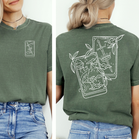 Fantasy Tarot T-Shirt in grün mit kleiner Tarotkarte vorne und zwei detailreichen Tarotkarten als Backprint. (Hemp)