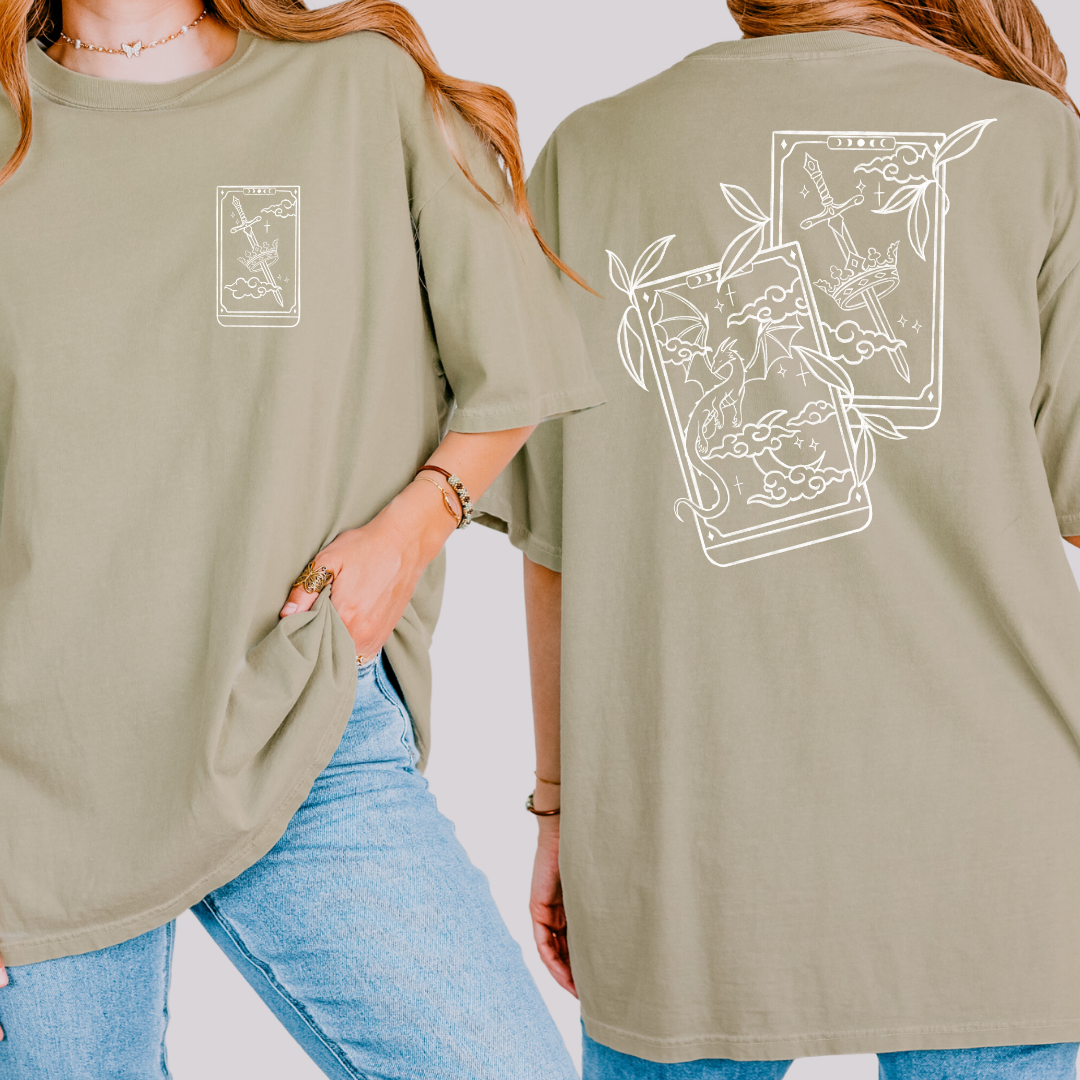 Fantasy Tarot T-Shirt in grün mit kleiner Tarotkarte vorne und zwei detailreichen Tarotkarten als Backprint. (Khaki)