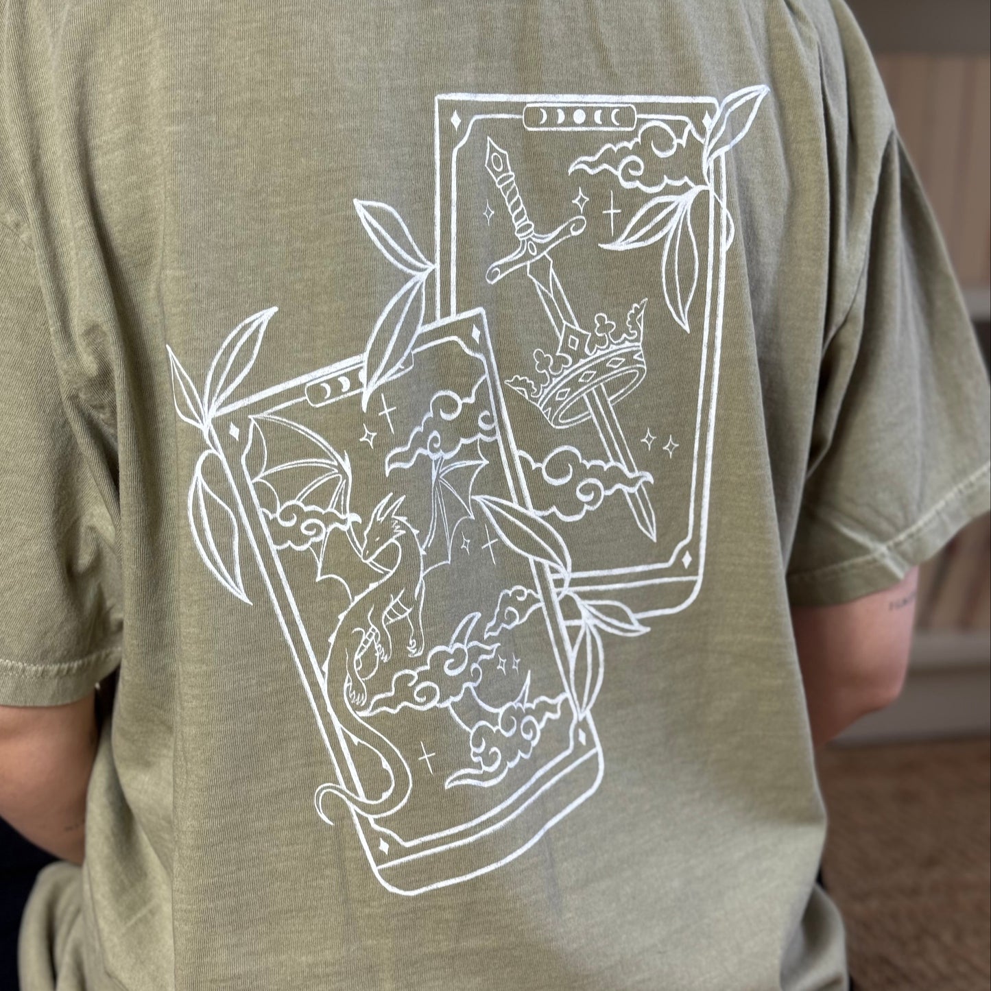 Fantasy Tarot T-Shirt mit zwei detailreichen Tarotkarten als Backprint. 