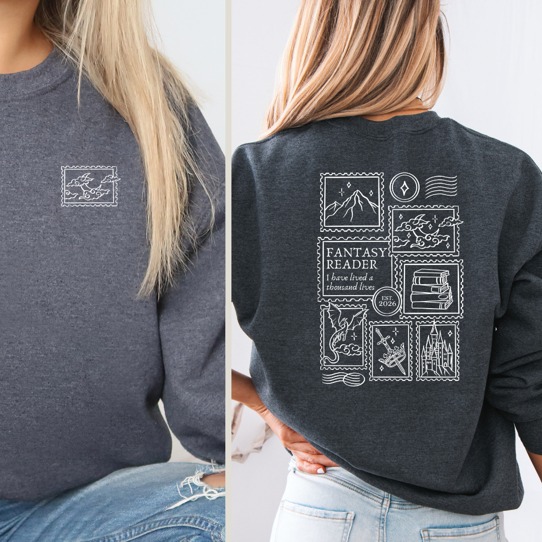 Fantasy Sweatshirt in Grau mit kleinem Post-Stamp-Motiv vorne und großem Post-Stamp-Backprint. (Grey Heather)