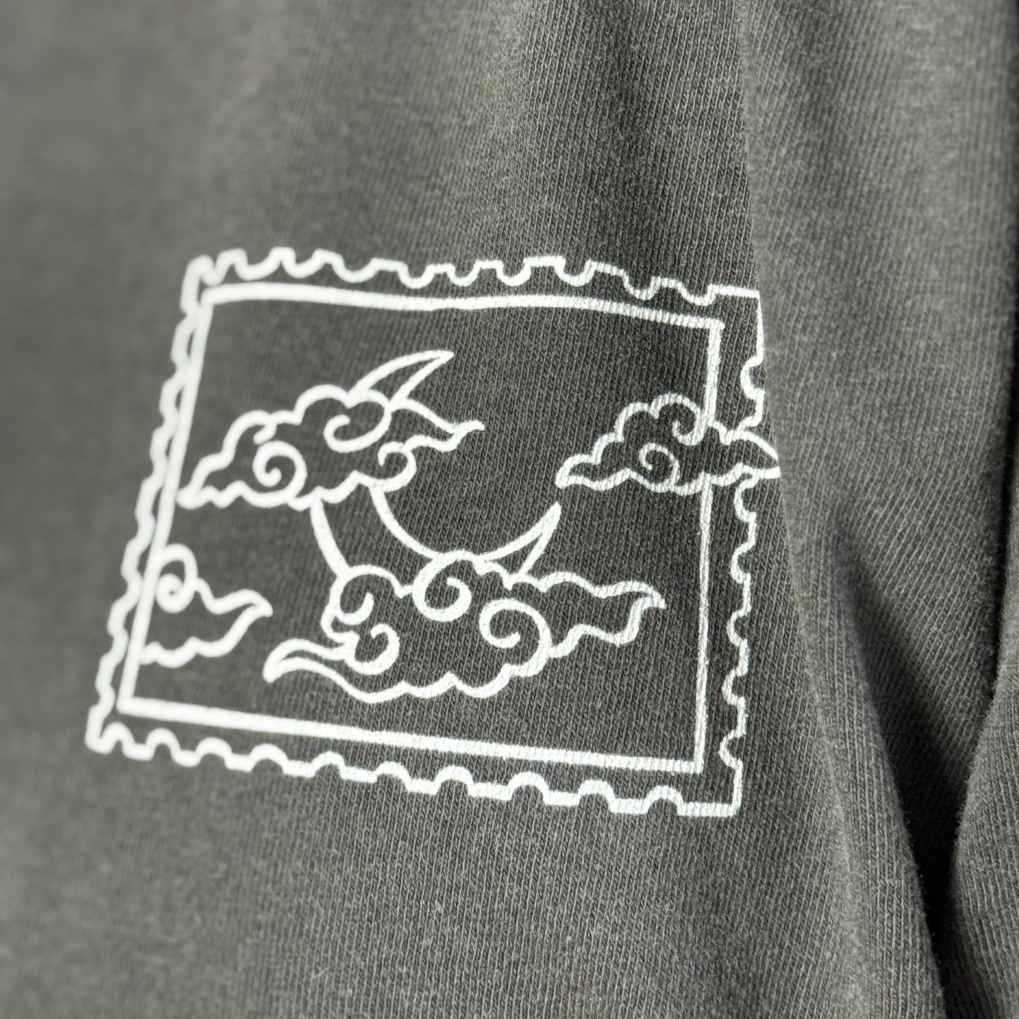 Fantasy Premium T-Shirt mit kleinem Post-Stamp-Motiv vorne 