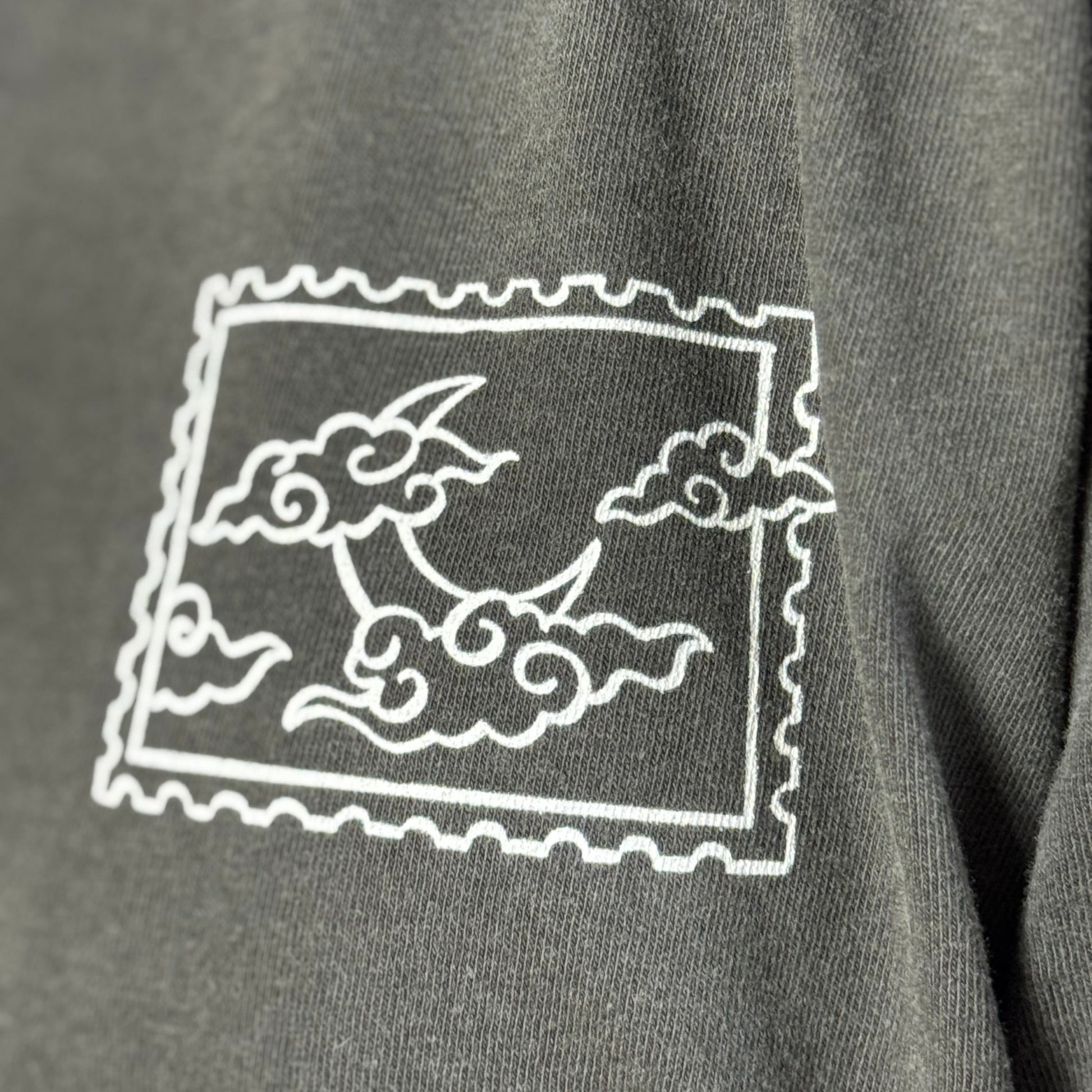 Fantasy Premium T-Shirt mit kleinem Post-Stamp-Motiv vorne 