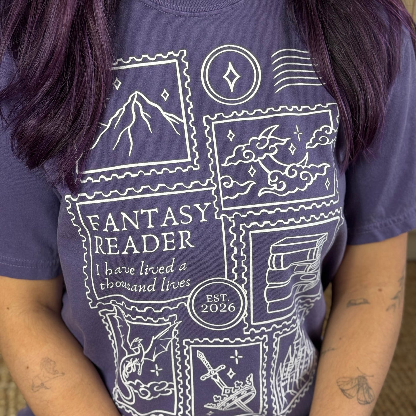 Fantasy Premium T-Shirt mit großflächigem Post-Stamp-Frontprint. Detailansicht