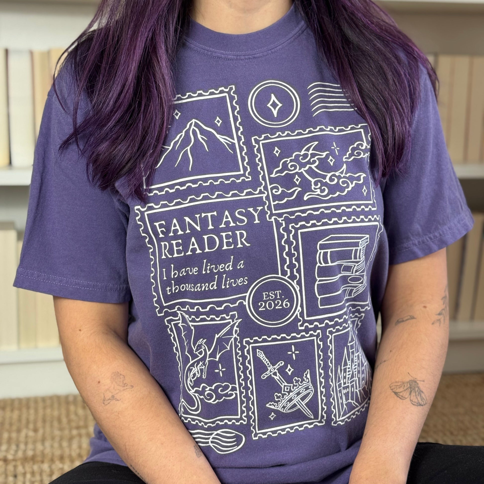 Fantasy Premium T-Shirt mit großflächigem Post-Stamp-Frontprint.