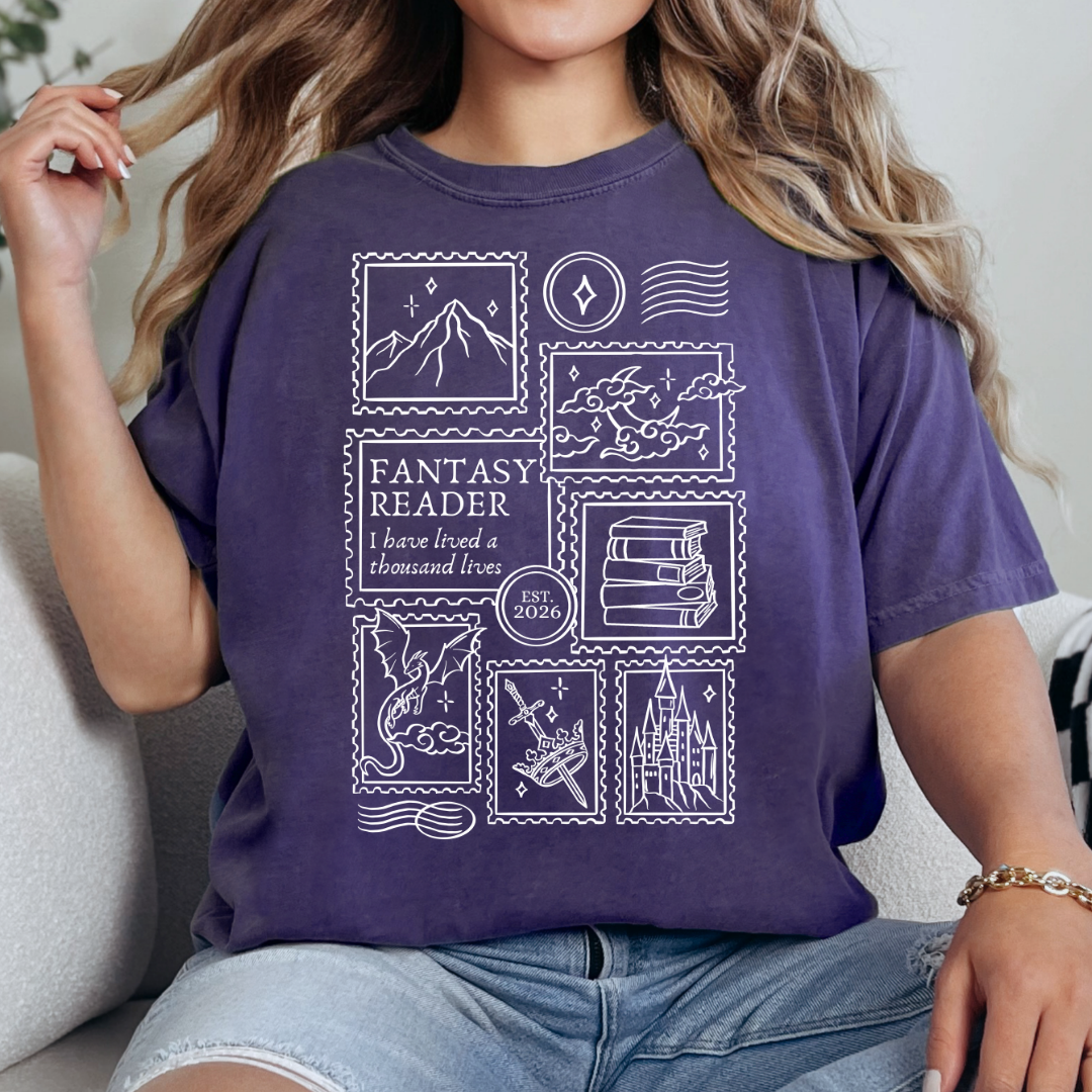 Fantasy Premium T-Shirt in lila mit großflächigem Post-Stamp-Frontprint. (Grape)