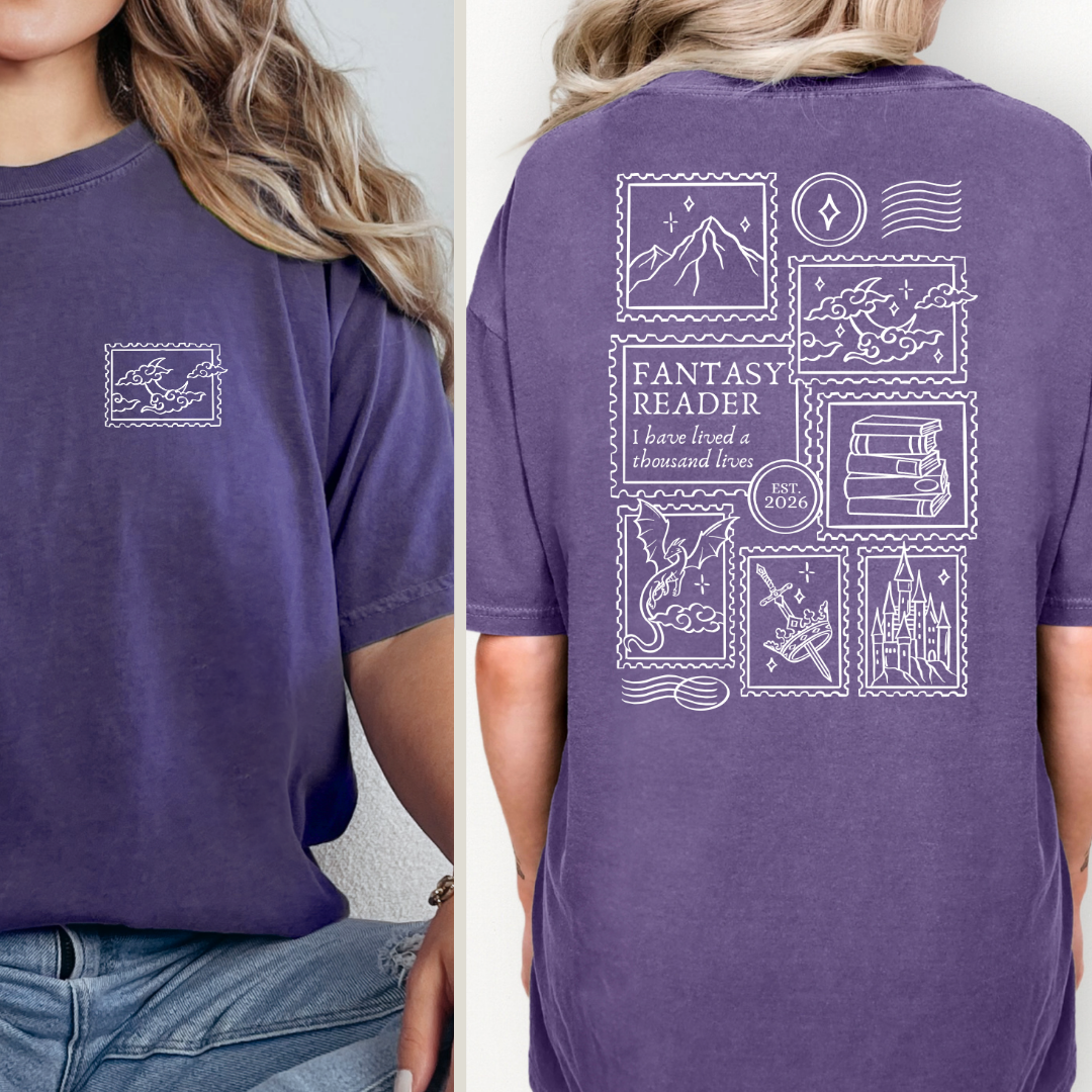 Fantasy Premium T-Shirt in lila mit kleinem Post-Stamp-Motiv vorne und großem Post-Stamp-Backprint. (Grape)