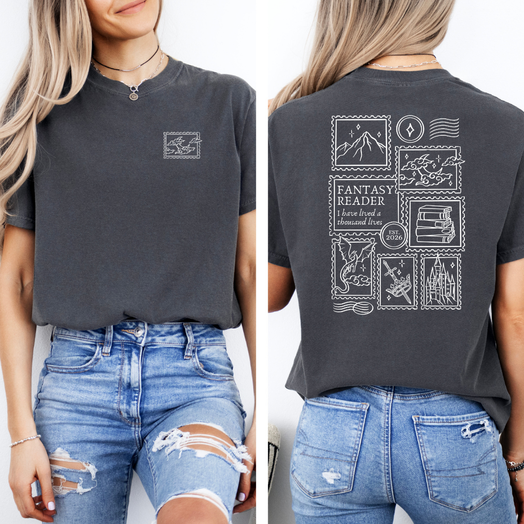 Fantasy Premium T-Shirt in grau mit kleinem Post-Stamp-Motiv vorne und großem Post-Stamp-Backprint. (Dark Grey)