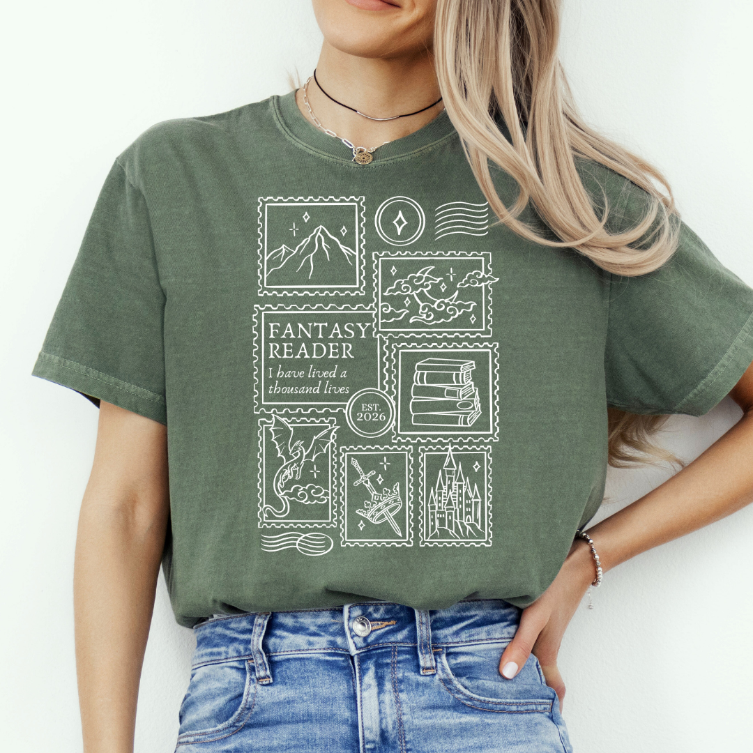 Fantasy Premium T-Shirt in grün mit großflächigem Post-Stamp-Frontprint. (Hemp)