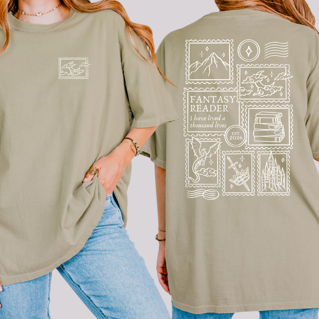 Fantasy Premium T-Shirt in grün mit kleinem Post-Stamp-Motiv vorne und großem Post-Stamp-Backprint. (Khaki)