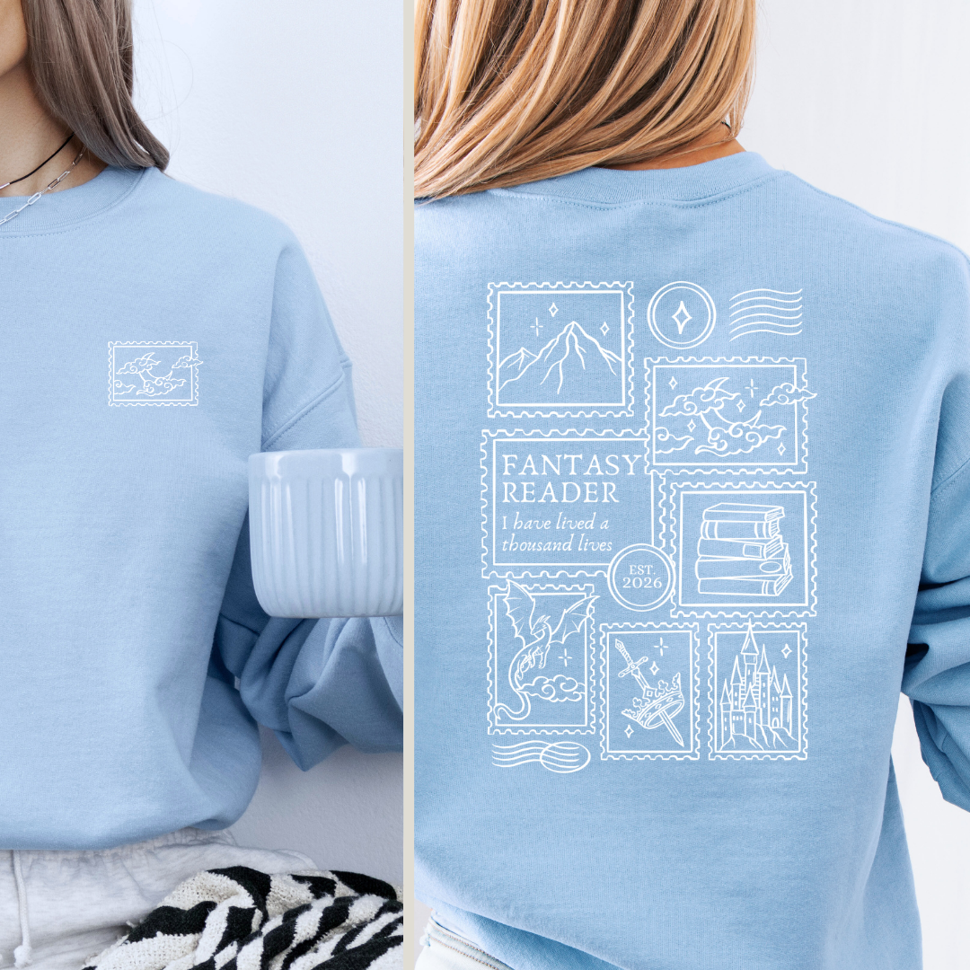 Fantasy Sweatshirt in Hellblau mit kleinem Post-Stamp-Motiv vorne und großem Post-Stamp-Backprint. (Light Blue)