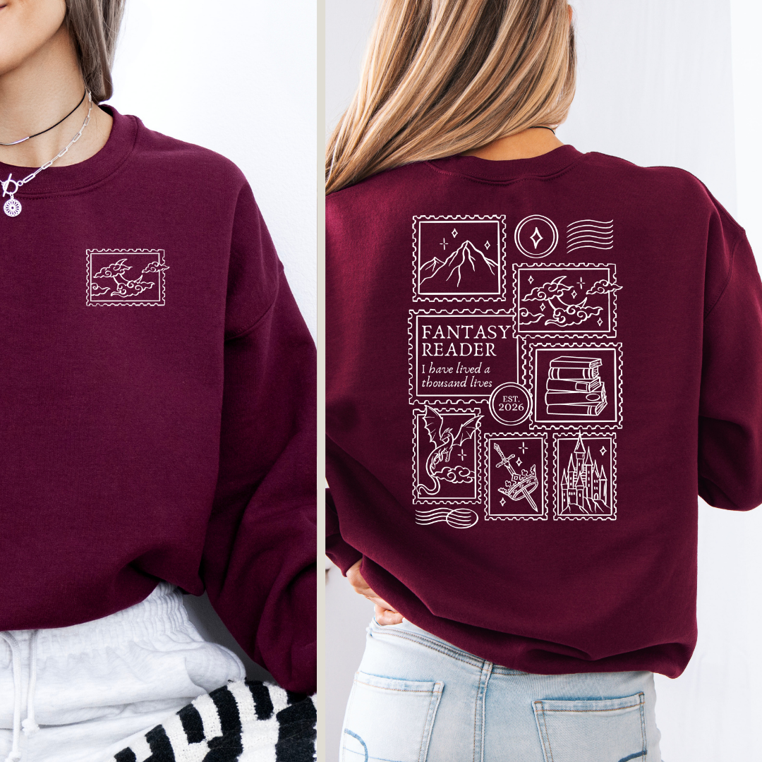 Fantasy Sweatshirt in Rot mit kleinem Post-Stamp-Motiv vorne und großem Post-Stamp-Backprint. (Maroon)