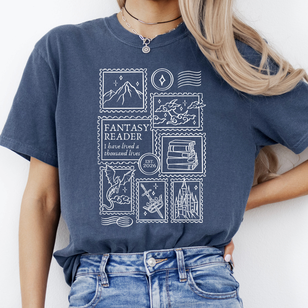 Fantasy Premium T-Shirt in blau mit großflächigem Post-Stamp-Frontprint. (Midnight)