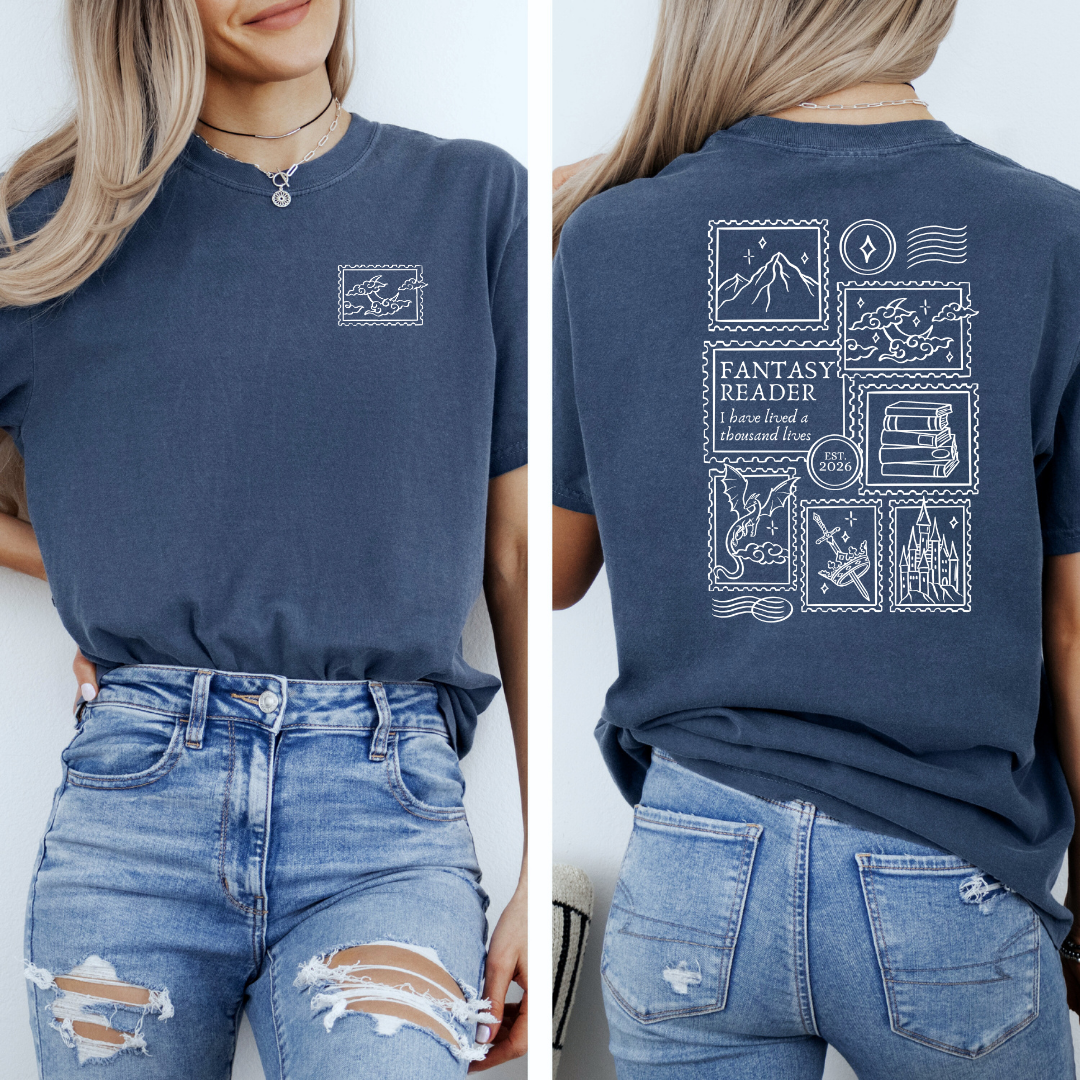 Fantasy Premium T-Shirt in blau mit kleinem Post-Stamp-Motiv vorne und großem Post-Stamp-Backprint. (Midnight)