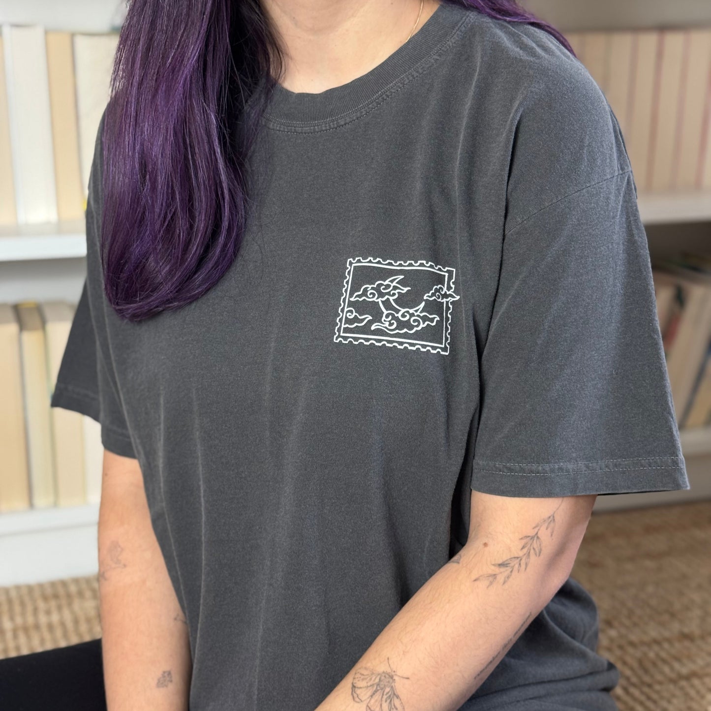 Fantasy Premium T-Shirt mit kleinem Post-Stamp Print vorne