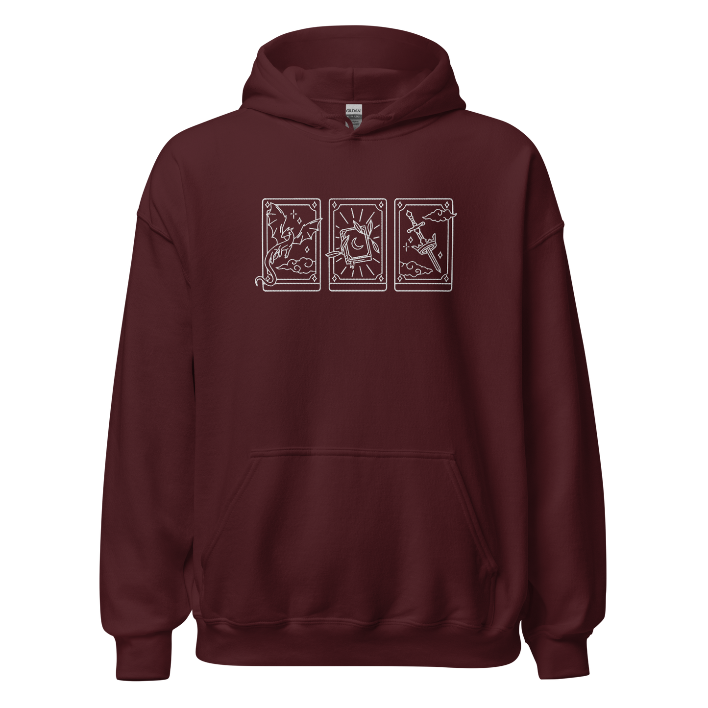 roter Fantasy Hoodie bestickt mit drei Tarotkarten im Fantasy-Design.