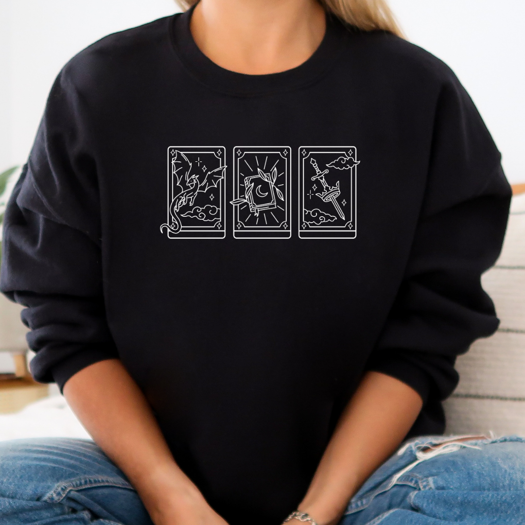 Fantasy Sweatshirt bestickt mit drei Tarotkarten im Fantasy-Design.