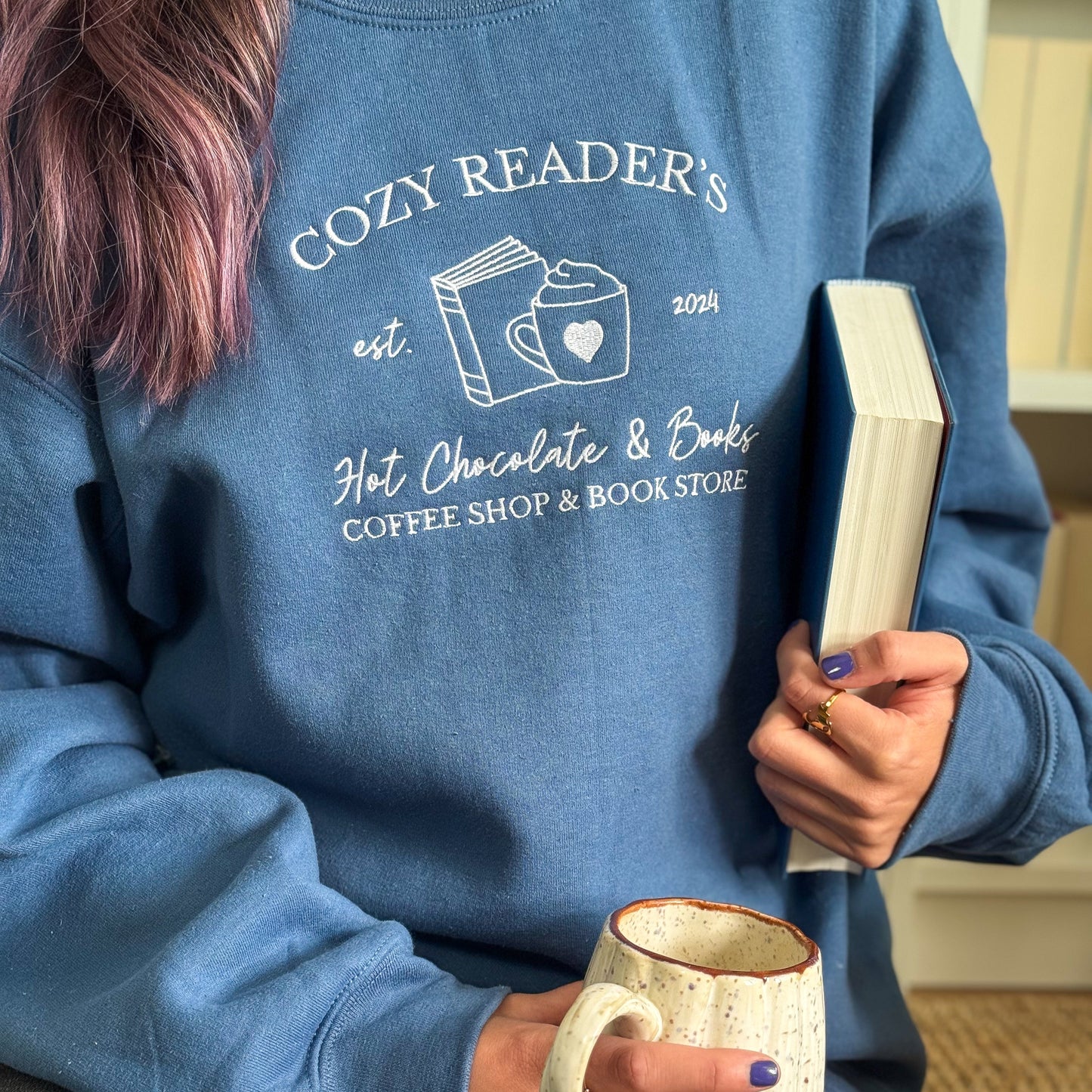 Sweatshirt | Cozy Readers | bestickt | Bookish Sweatshirt