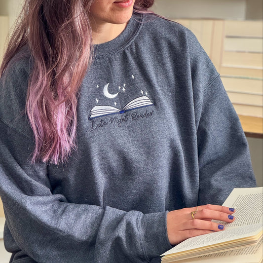 Sweatshirt | Late Night Readers | bestickt | Bookish Sweatshirt