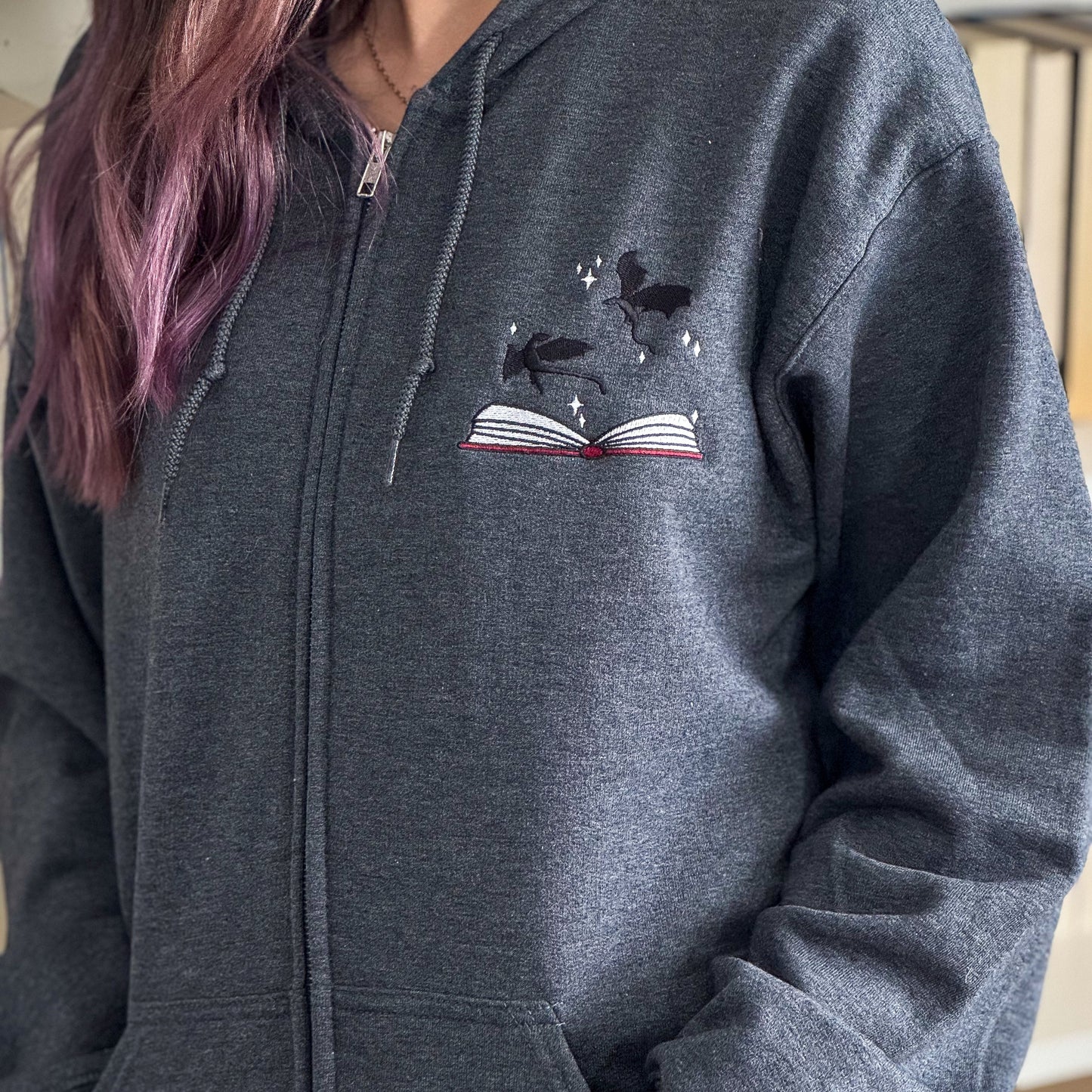 Sweatjacke | Bookish Dragons | bestickt | Bookish Sweatjacke