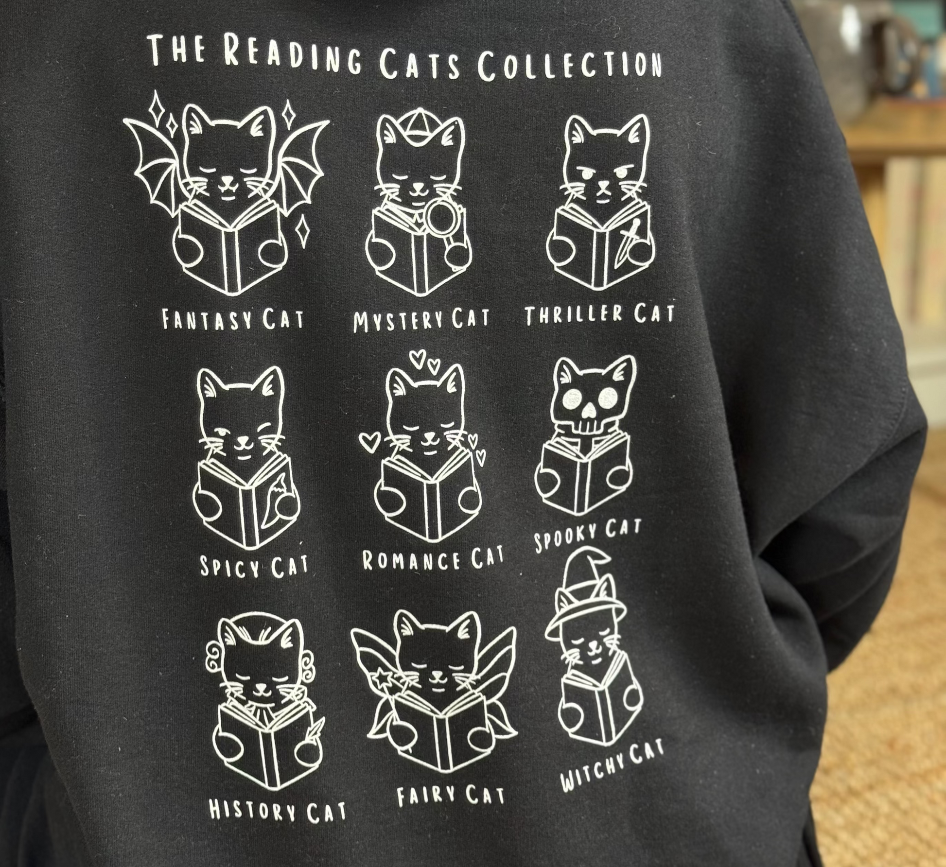 Cozy Bookish Hoodie für Leser:innen und Katzenfans