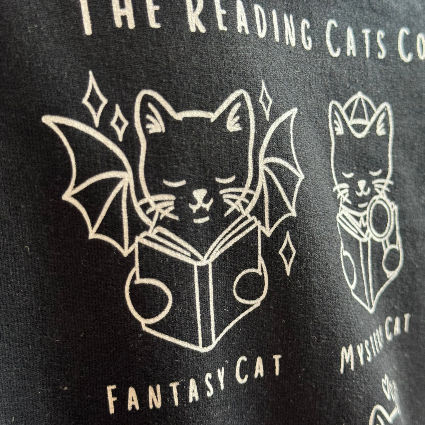 Hoodie mit lesenden Katzen und Bücher Motiv