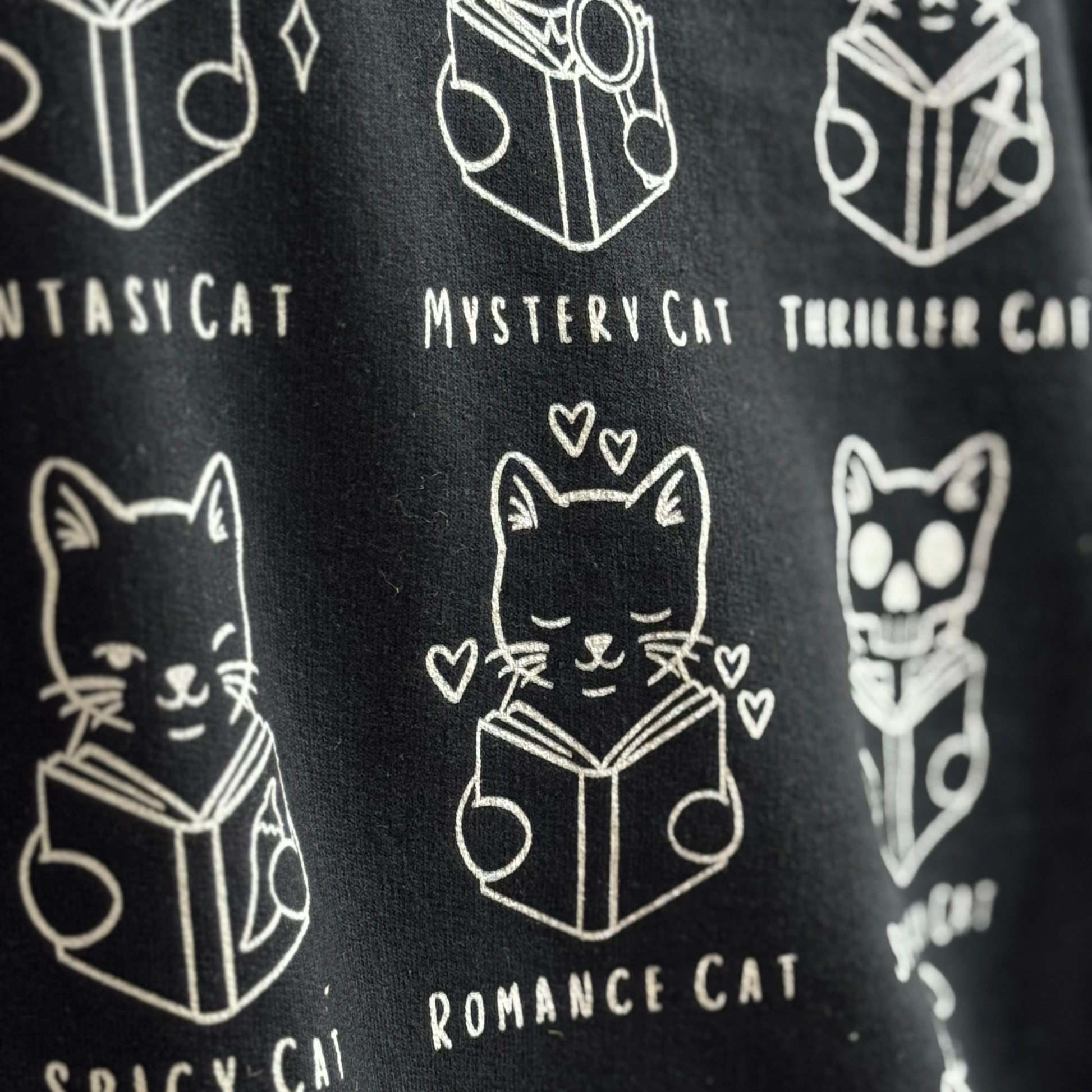 Bookish Hoodie mit Katzen und Büchern – Reading Cats Collection