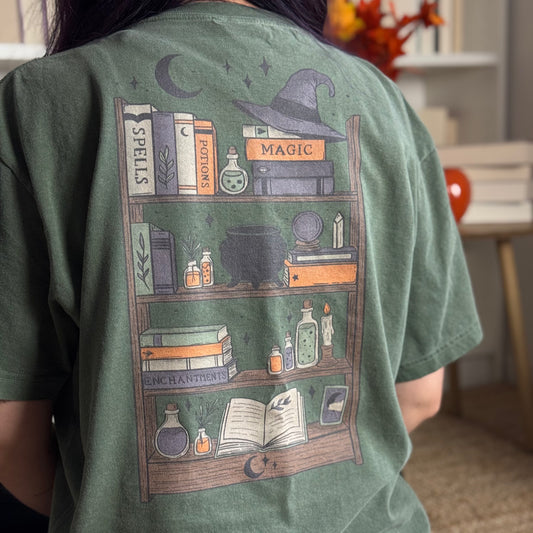 Premium T-Shirt | Witchy Bookshelf | Druck | Bookish Halloween