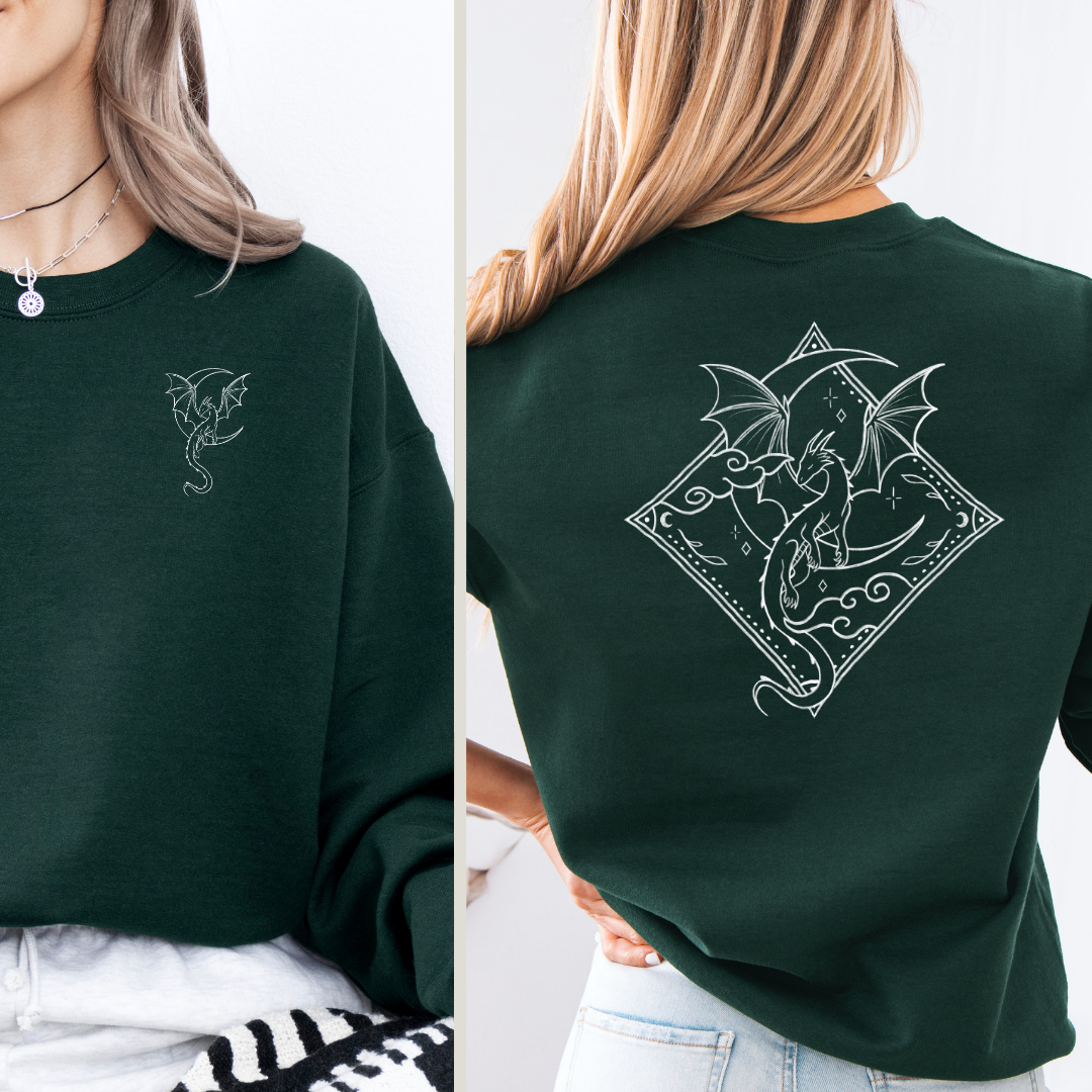 Drachen Sweatshirt in grün mit kleinem Frontmotiv und großem Fantasy Drachen Backprint mit Mond. (Forest)