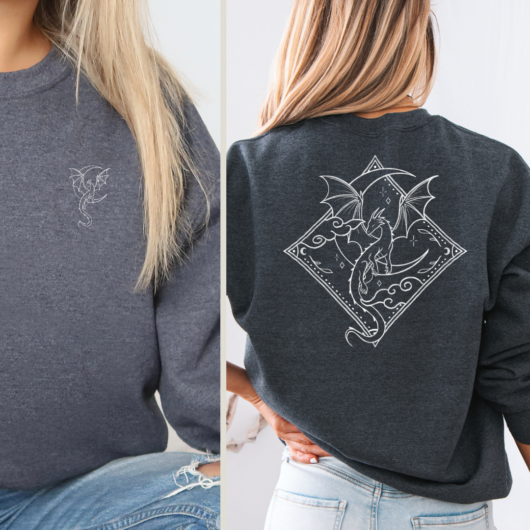 Drachen Sweatshirt in grau mit kleinem Frontmotiv und großem Fantasy Drachen Backprint mit Mond. (Dark grey Heather)