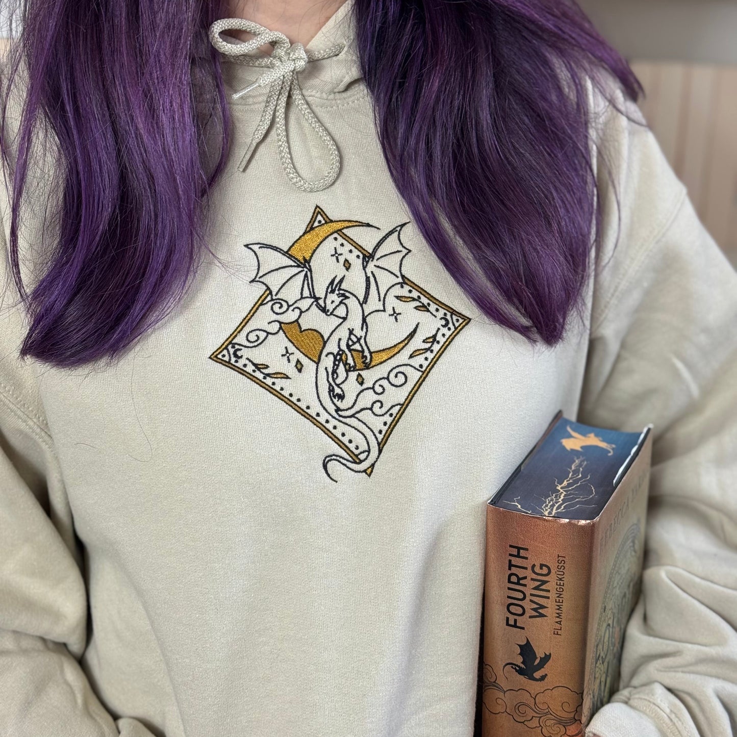 Drachen Hoodie bestickt mit Mond- und Drachenmotiv.