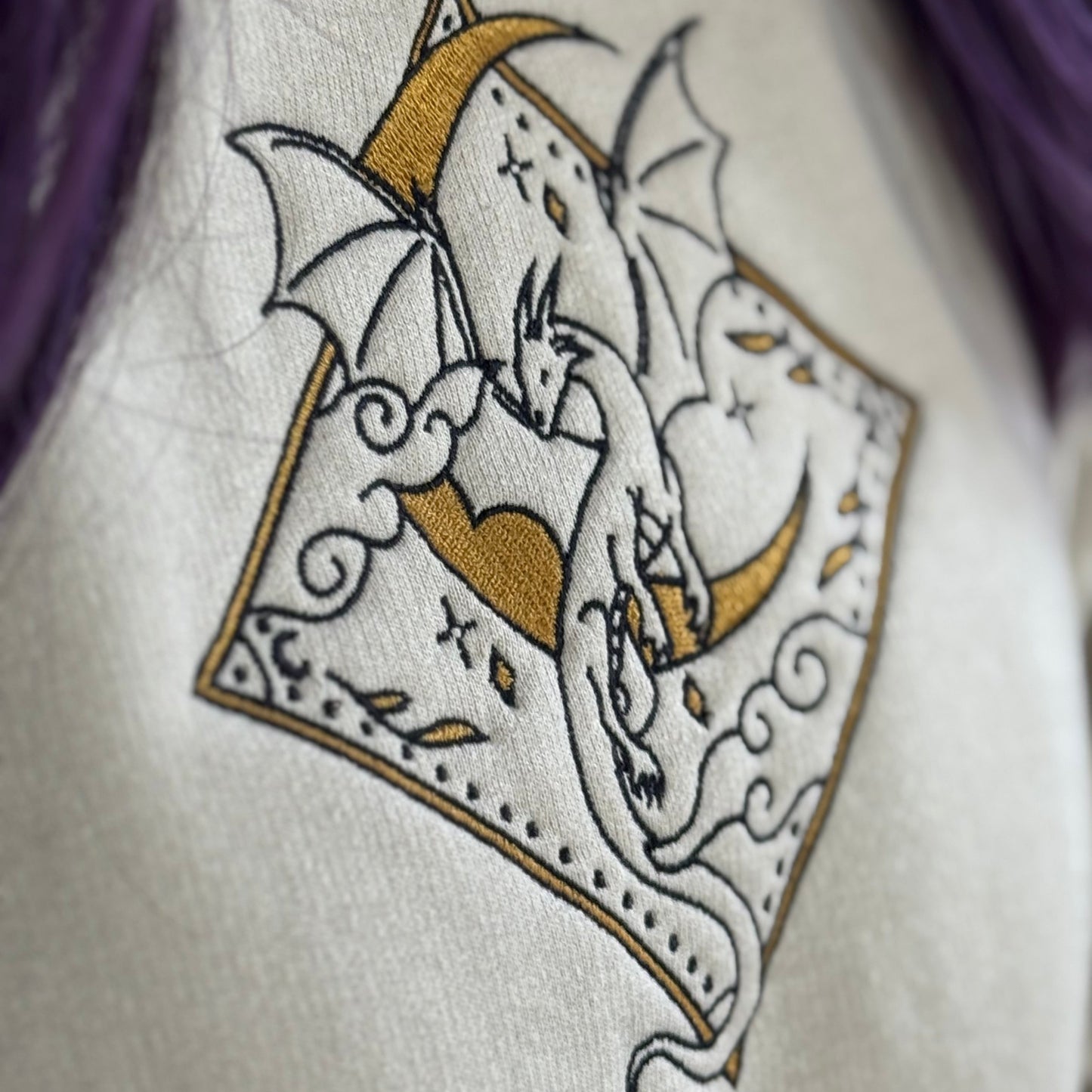 Drachen Hoodie bestickt mit Mond- und Drachenmotiv. Details.