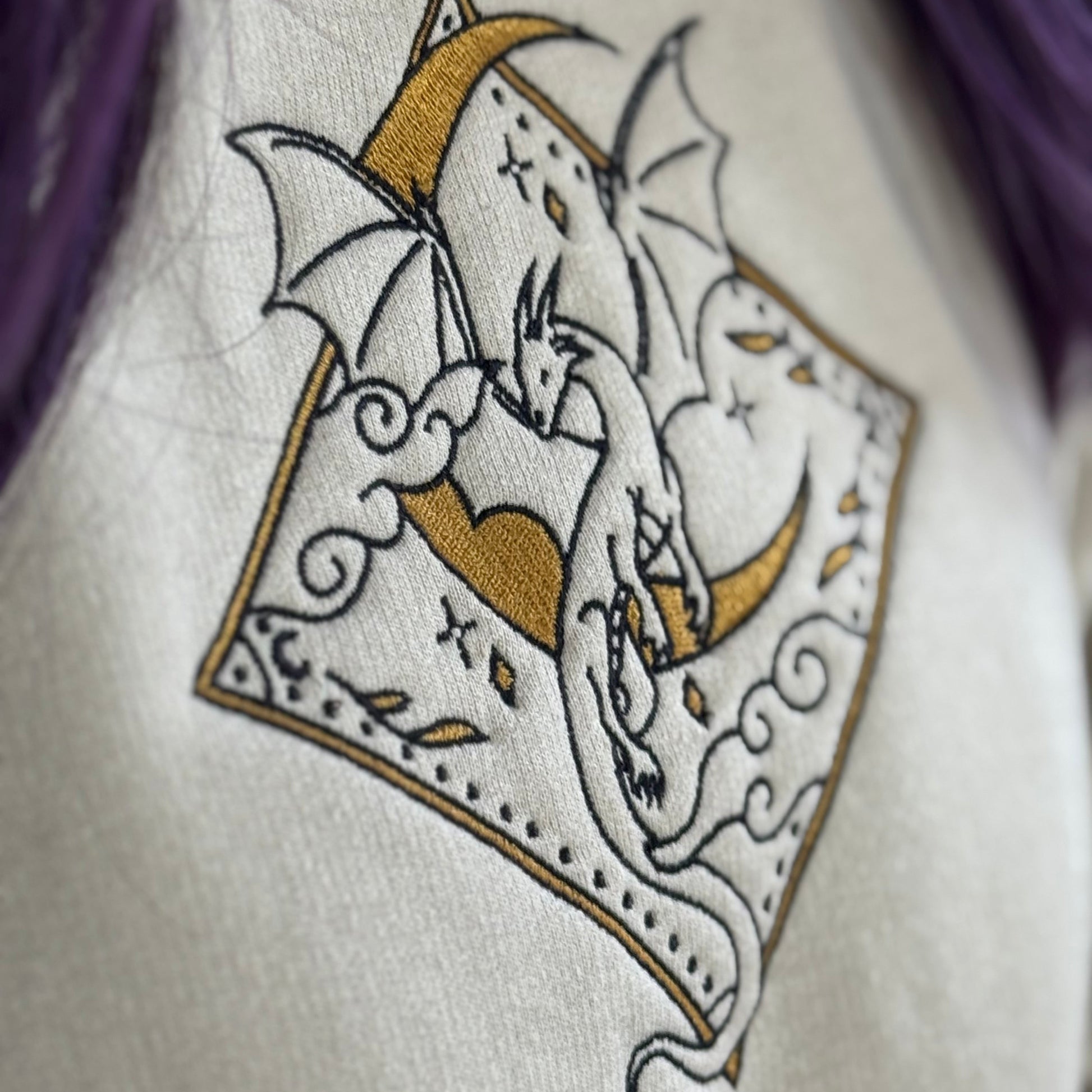 Drachen Hoodie bestickt mit Mond- und Drachenmotiv. Details.