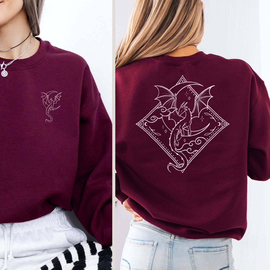 Drachen Sweatshirt in rot mit kleinem Frontmotiv und großem Fantasy Drachen Backprint mit Mond. (Maroon)
