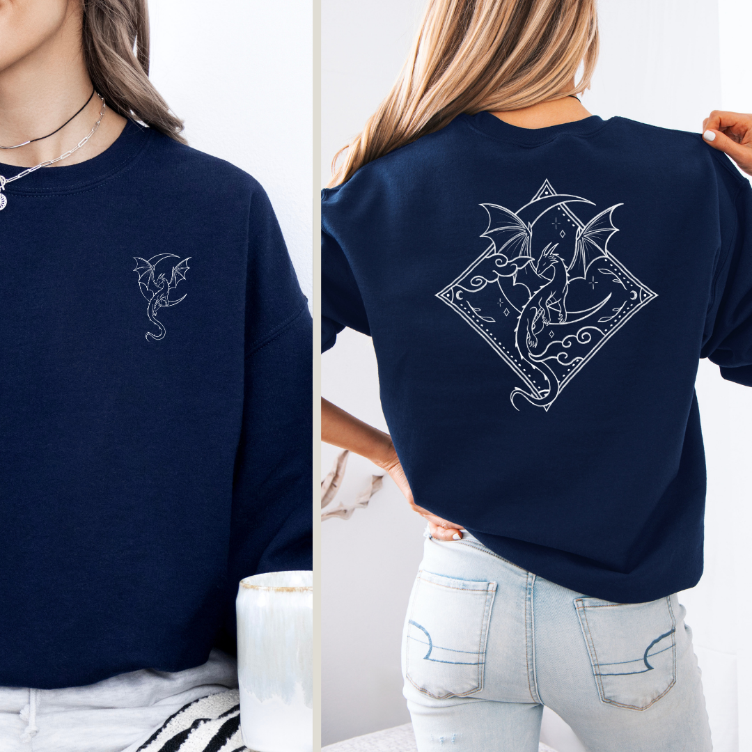 Drachen Sweatshirt in blau mit kleinem Frontmotiv und großem Fantasy Drachen Backprint mit Mond. (Navy)