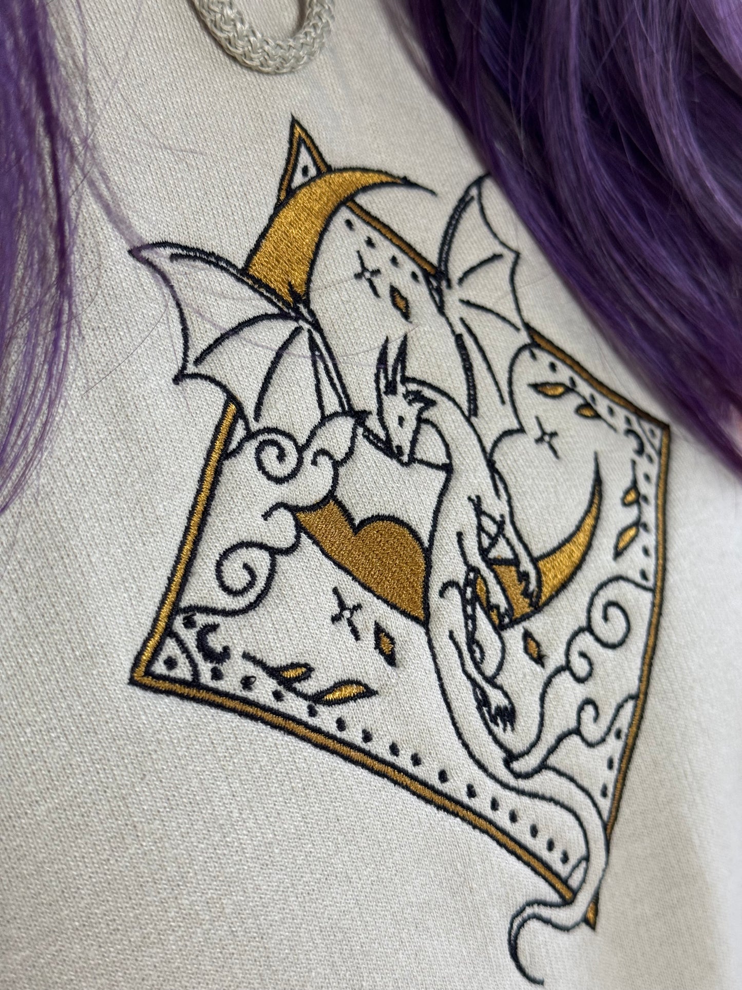 Detailansicht Drachen Sweatshirt bestickt mit Mond- und Drachenmotiv