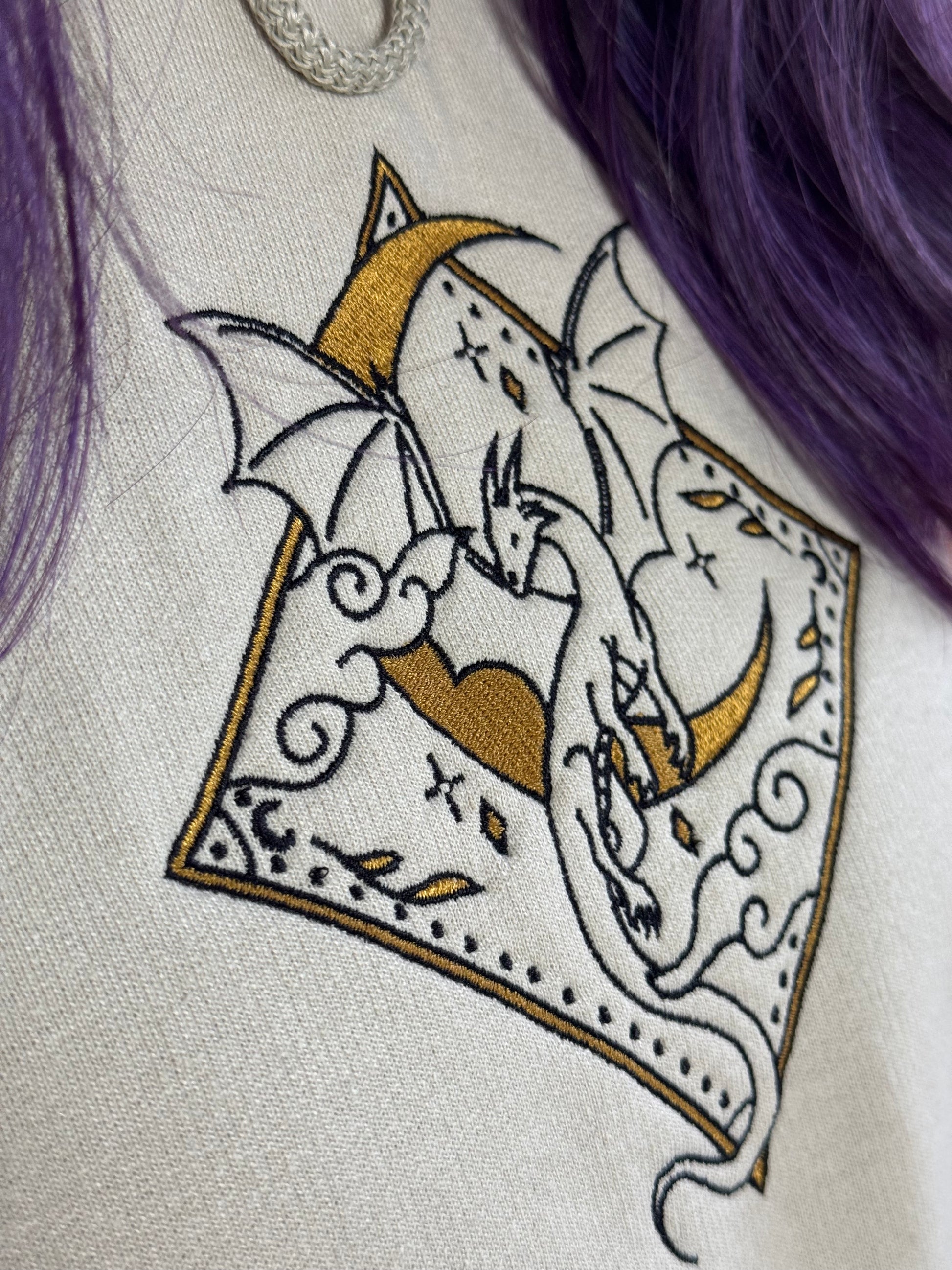 Detailansicht Drachen Sweatshirt bestickt mit Mond- und Drachenmotiv