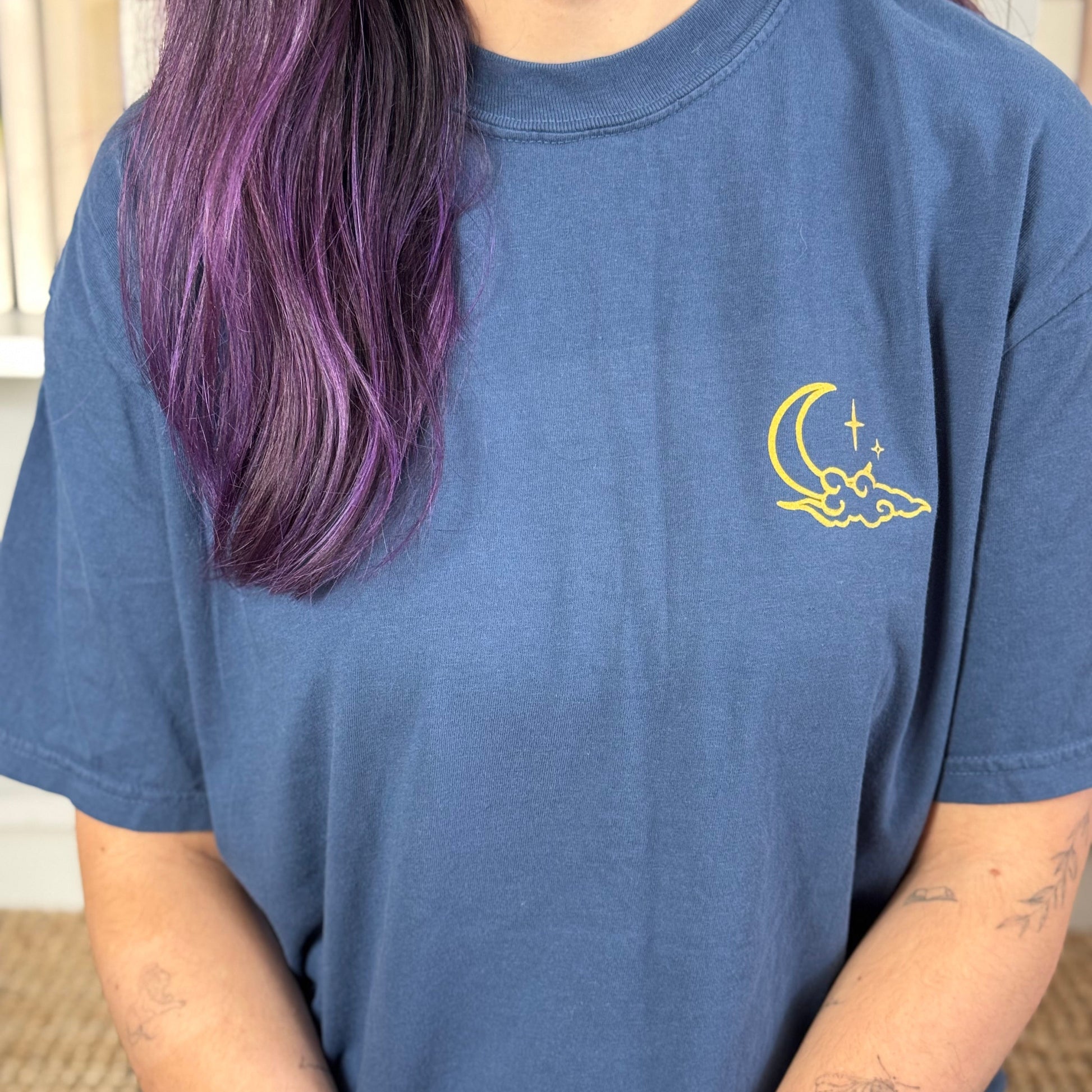 Fantasy Premium T-Shirt in blau mit kleinem Motiv vorne aus Mond und Wolke. (Midnight)