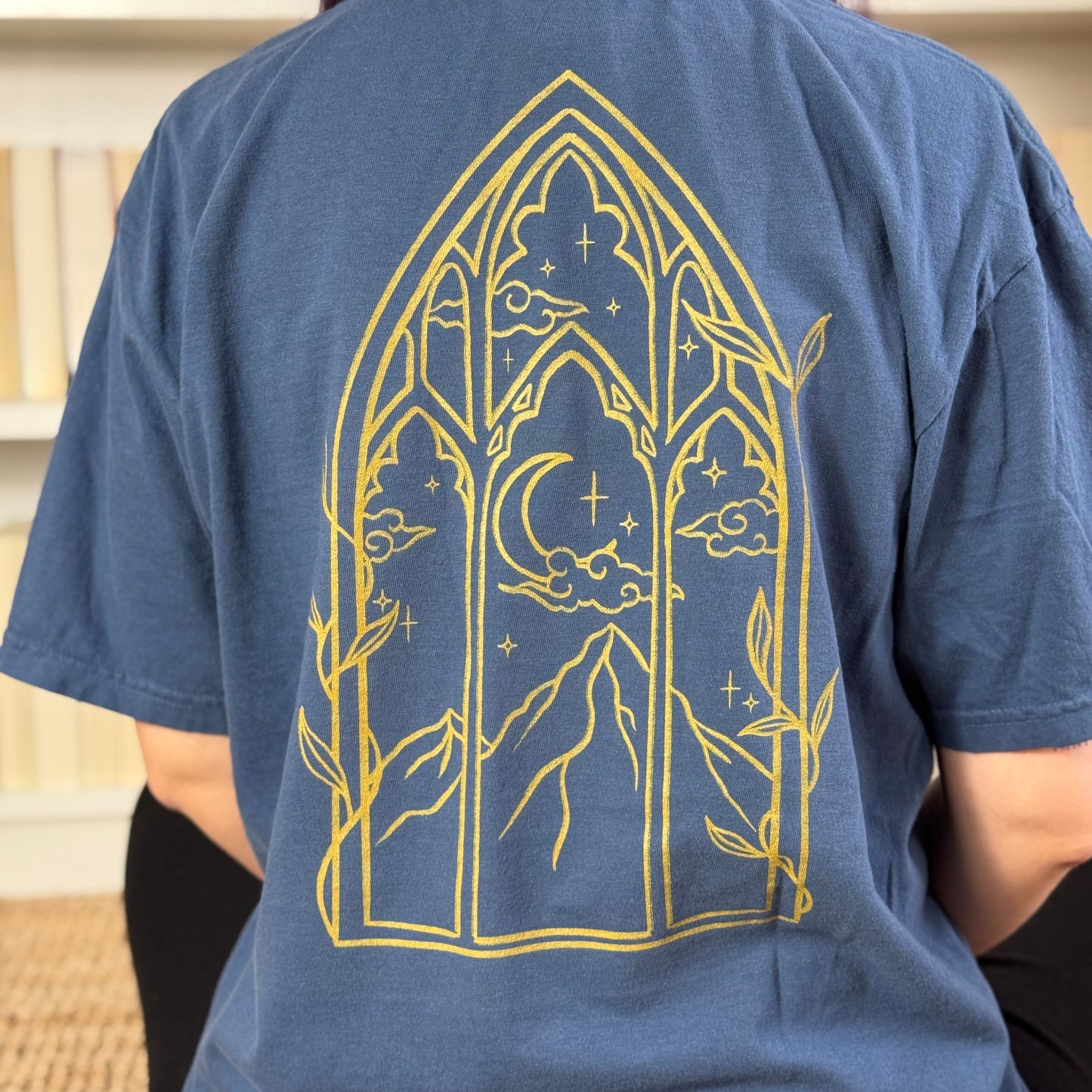 Fantasy Premium T-Shirt in blau mit großem Fenster-Backprint mit Mond und Bergen. (Midnight)