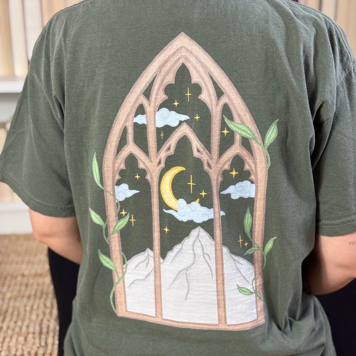 Fantasy Premium T-Shirt in grün mit kleinem großem Fenster Motiv auf der Rückseite