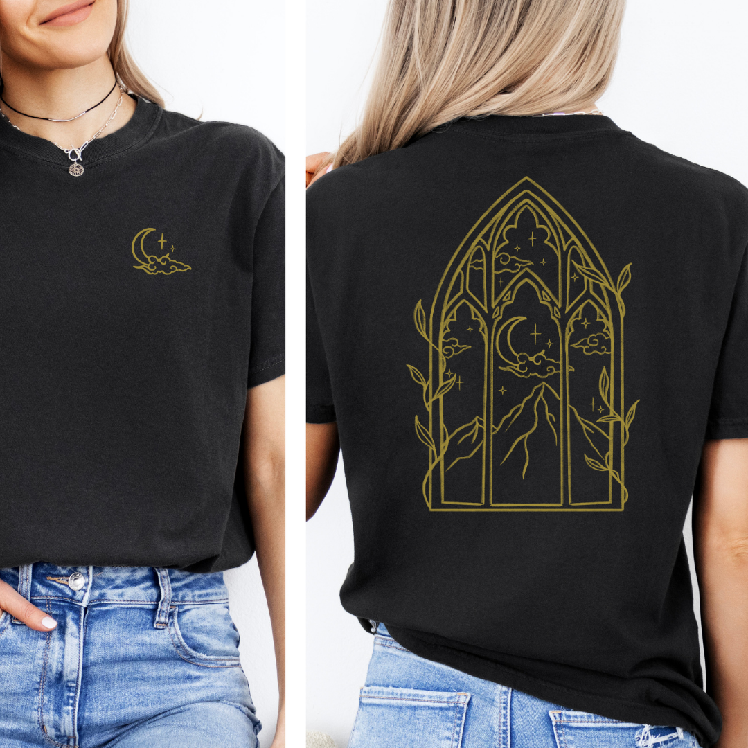 Fantasy Premium T-Shirt in schwarz mit kleinem Motiv vorne und großem Fenster-Backprint mit Mond und Bergen. (Black)